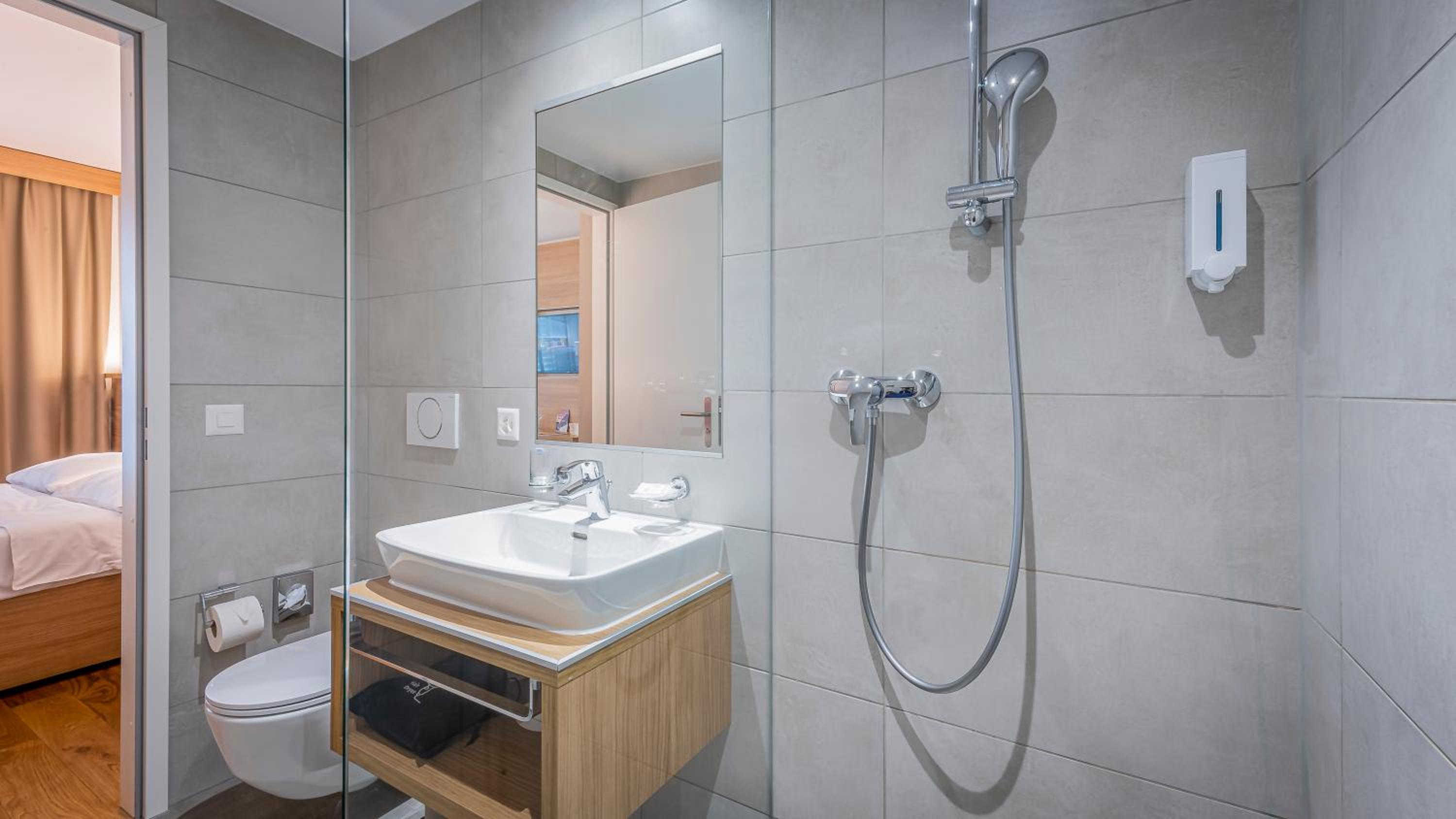 Top Floor Business Suite with Kitchenette and Terrace - Photo 15