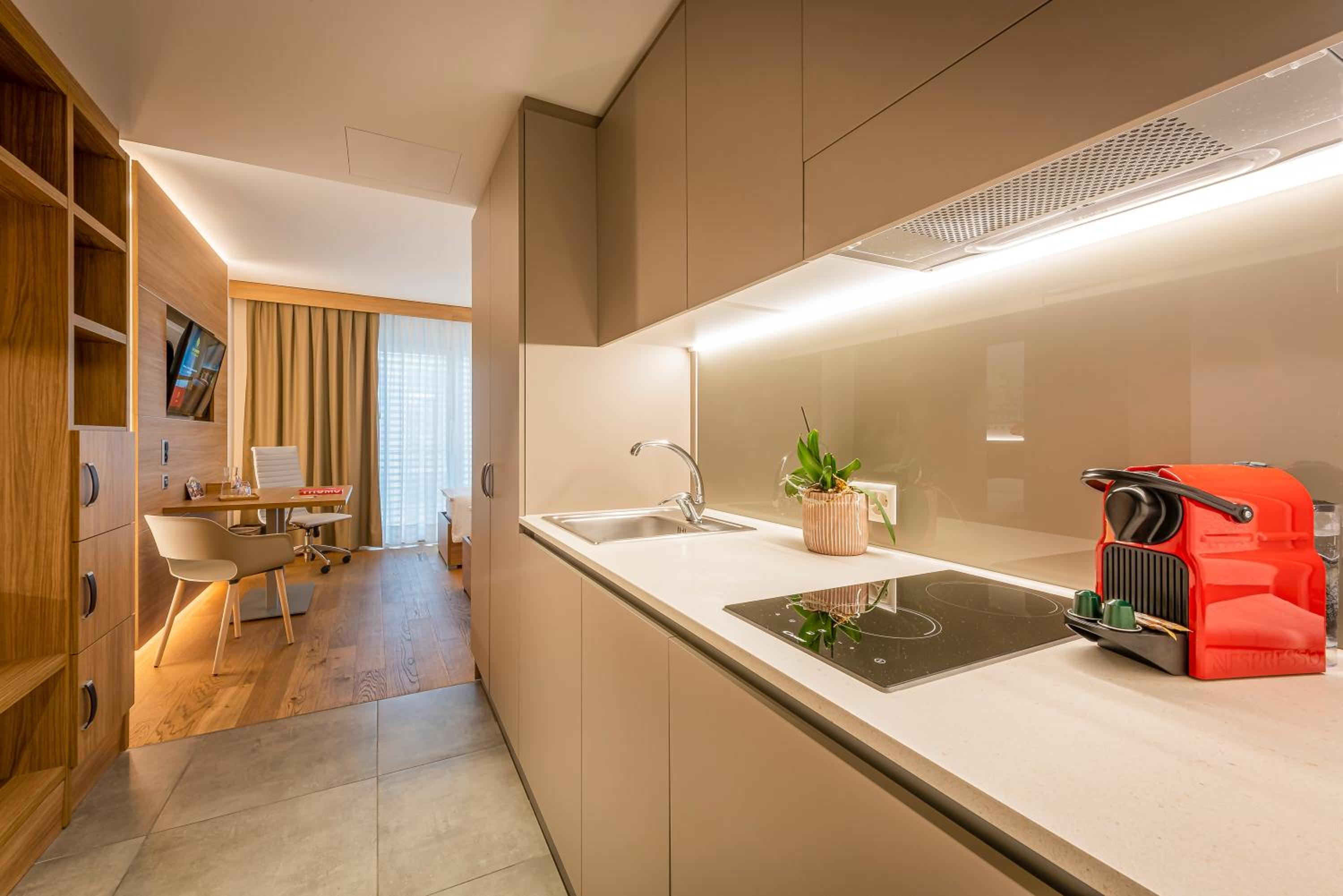 Deluxe Courtyard Junior Suite with Kitchenette	 - Photo 23