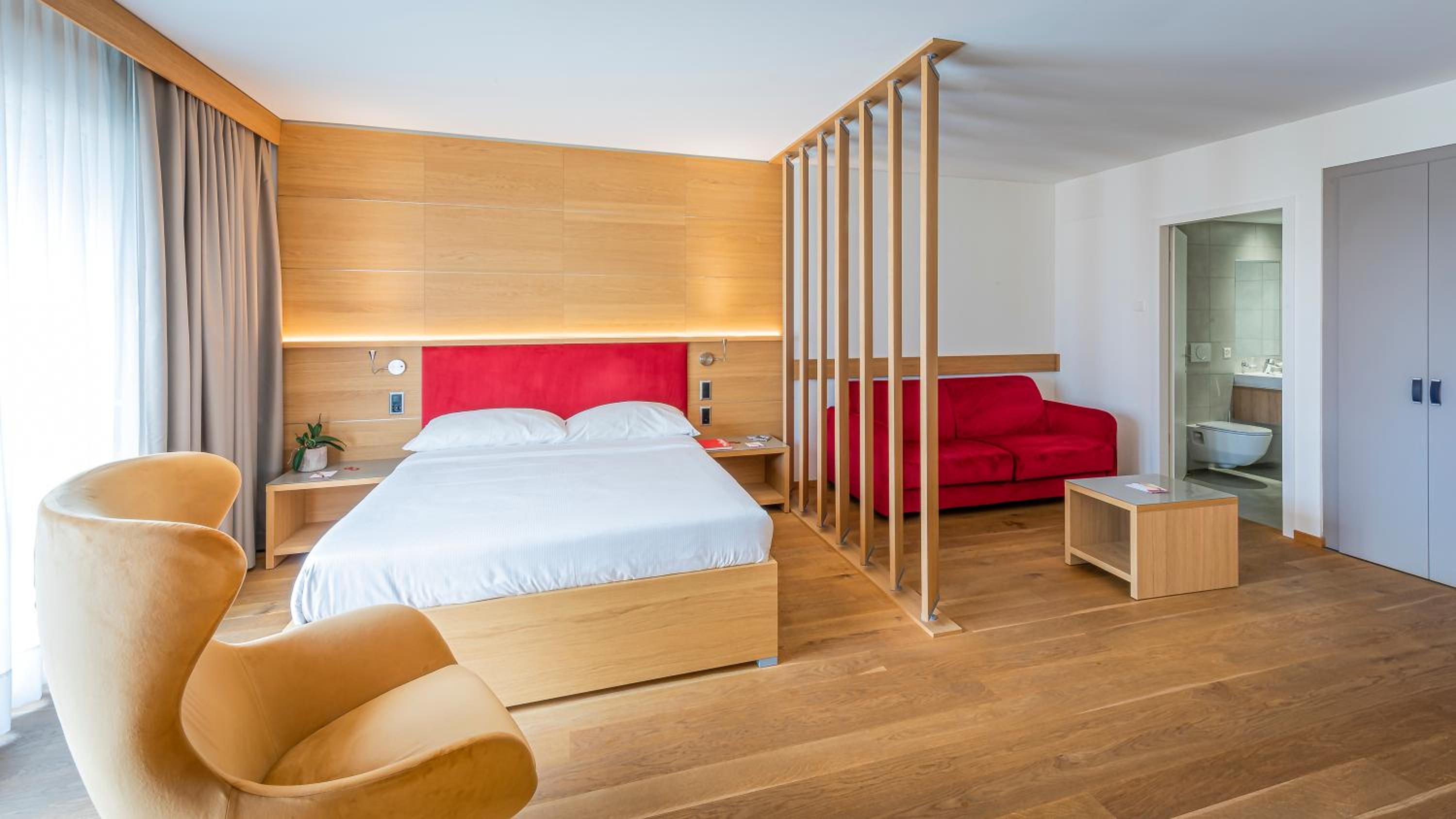 Top Floor Business Suite with Kitchenette and Terrace - Photo 25