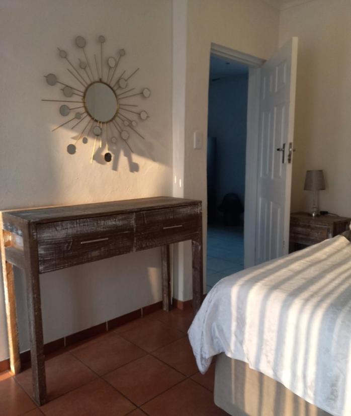 Double Room with Private Bathroom - Photo 2