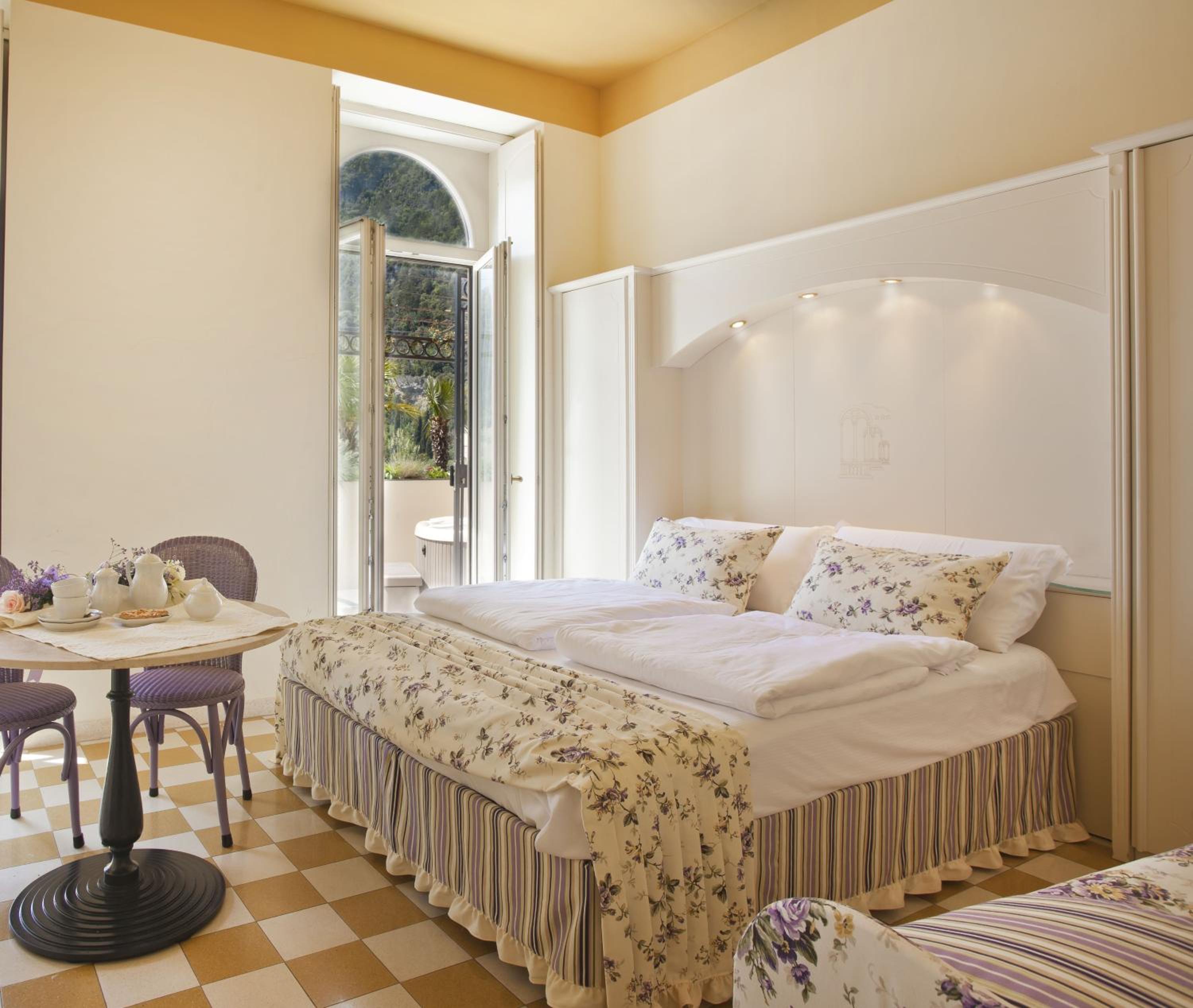 Imperial Apartment with Jacuzzi and Terrace, Lake Front