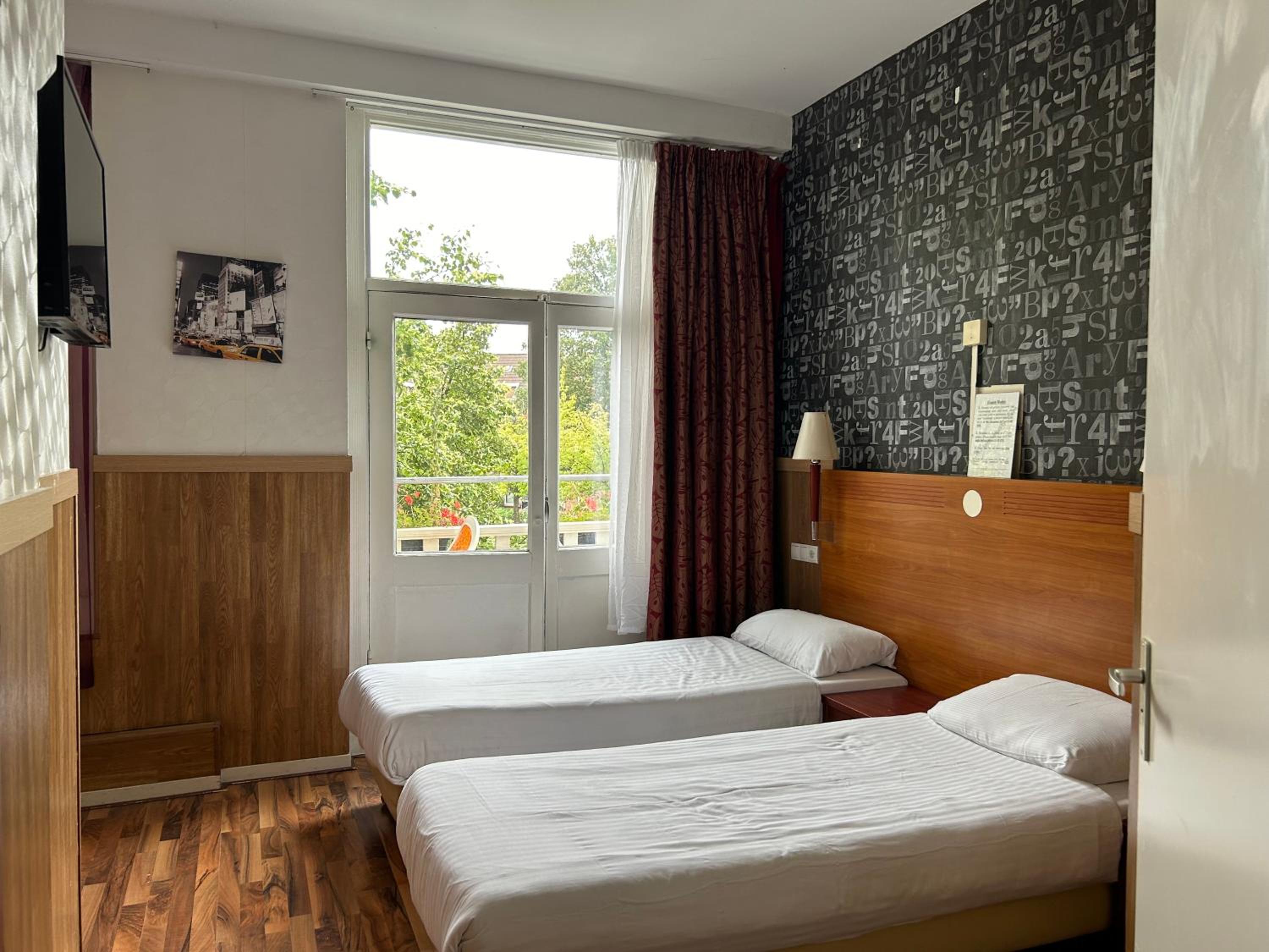 Twin Room with Balcony photo 2