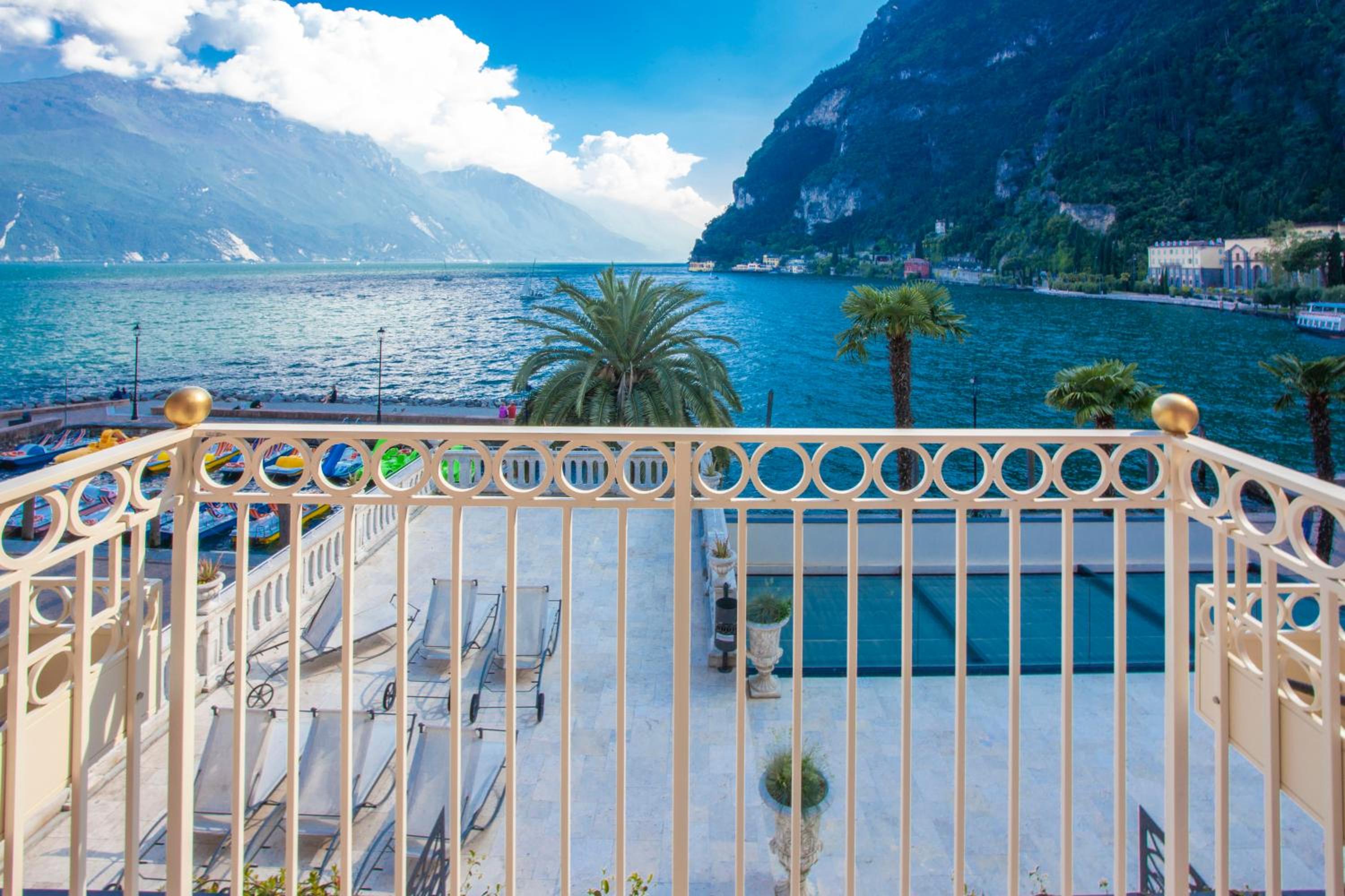 One-Bedroom Apartment with Lake View