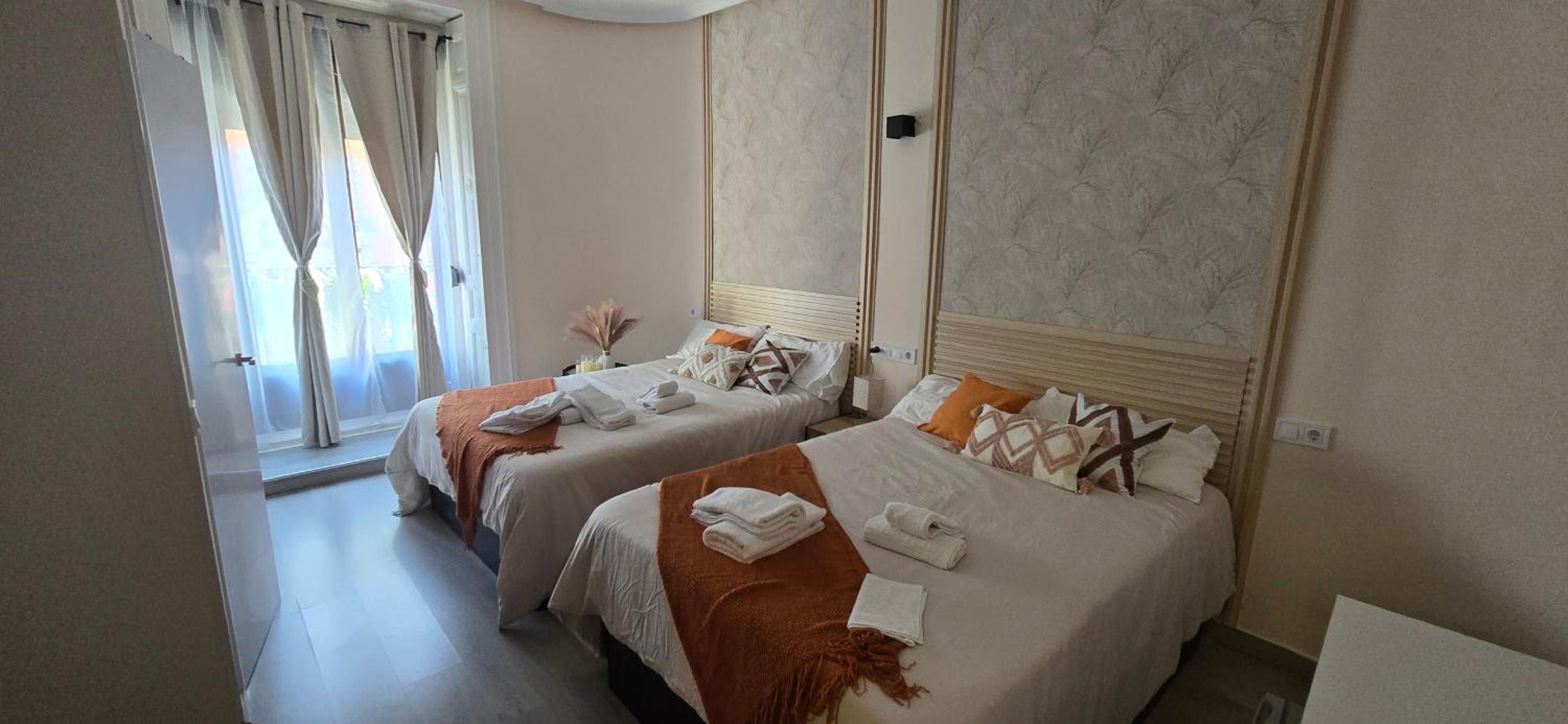 Quadruple Room with Private Bathroom - Photo 8