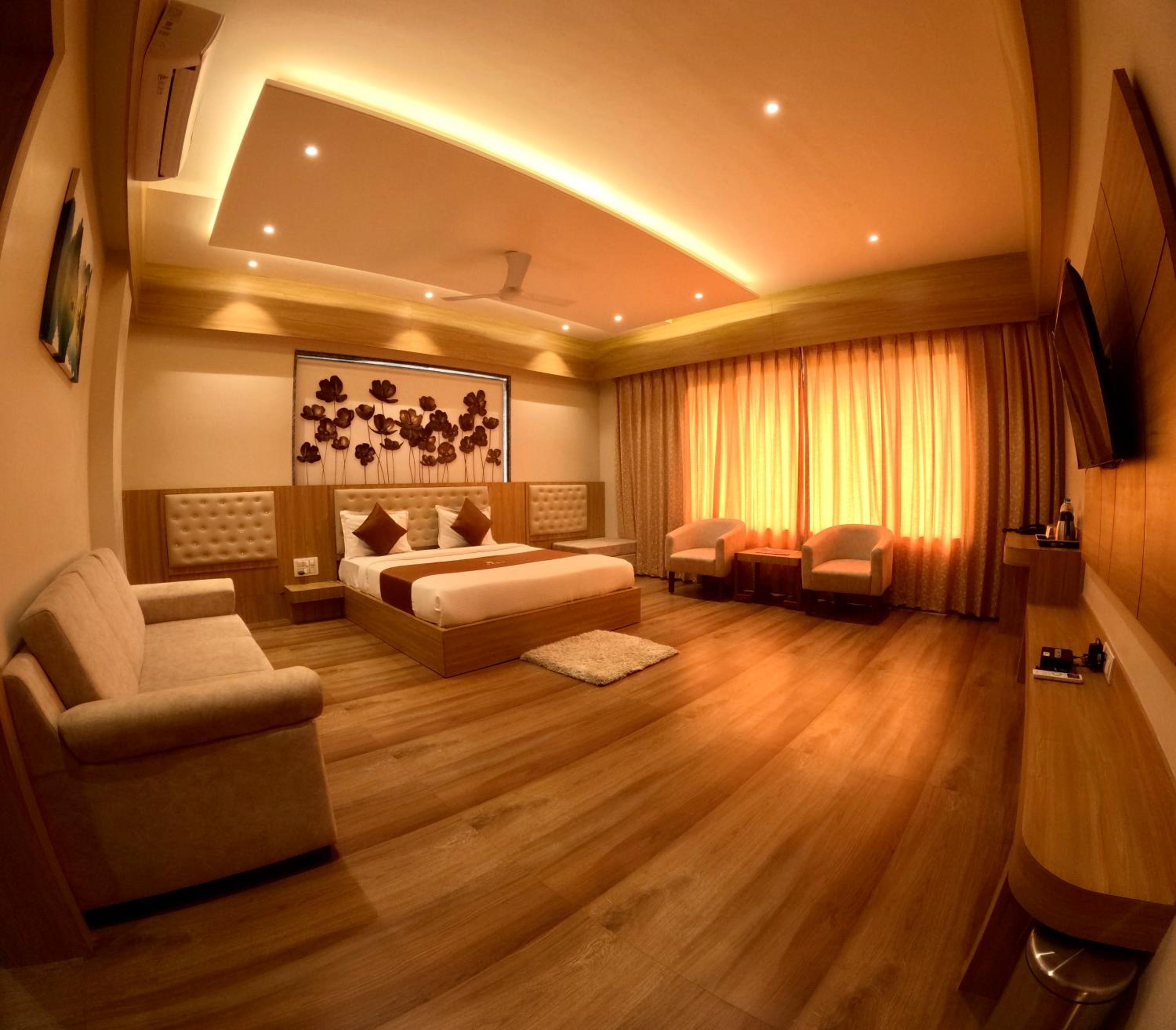 Executive Suite- 984 foot from Temple  photo 1