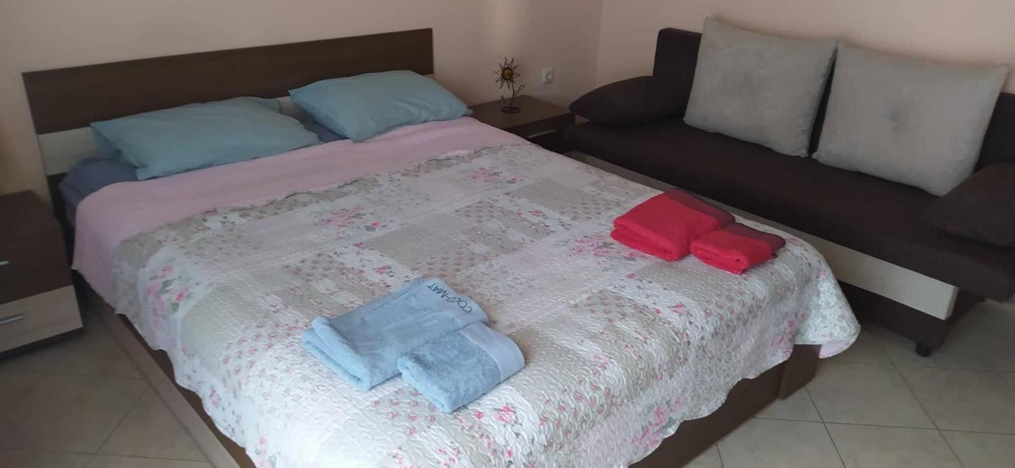 Deluxe Double Room (2 Adults + 1 Child)