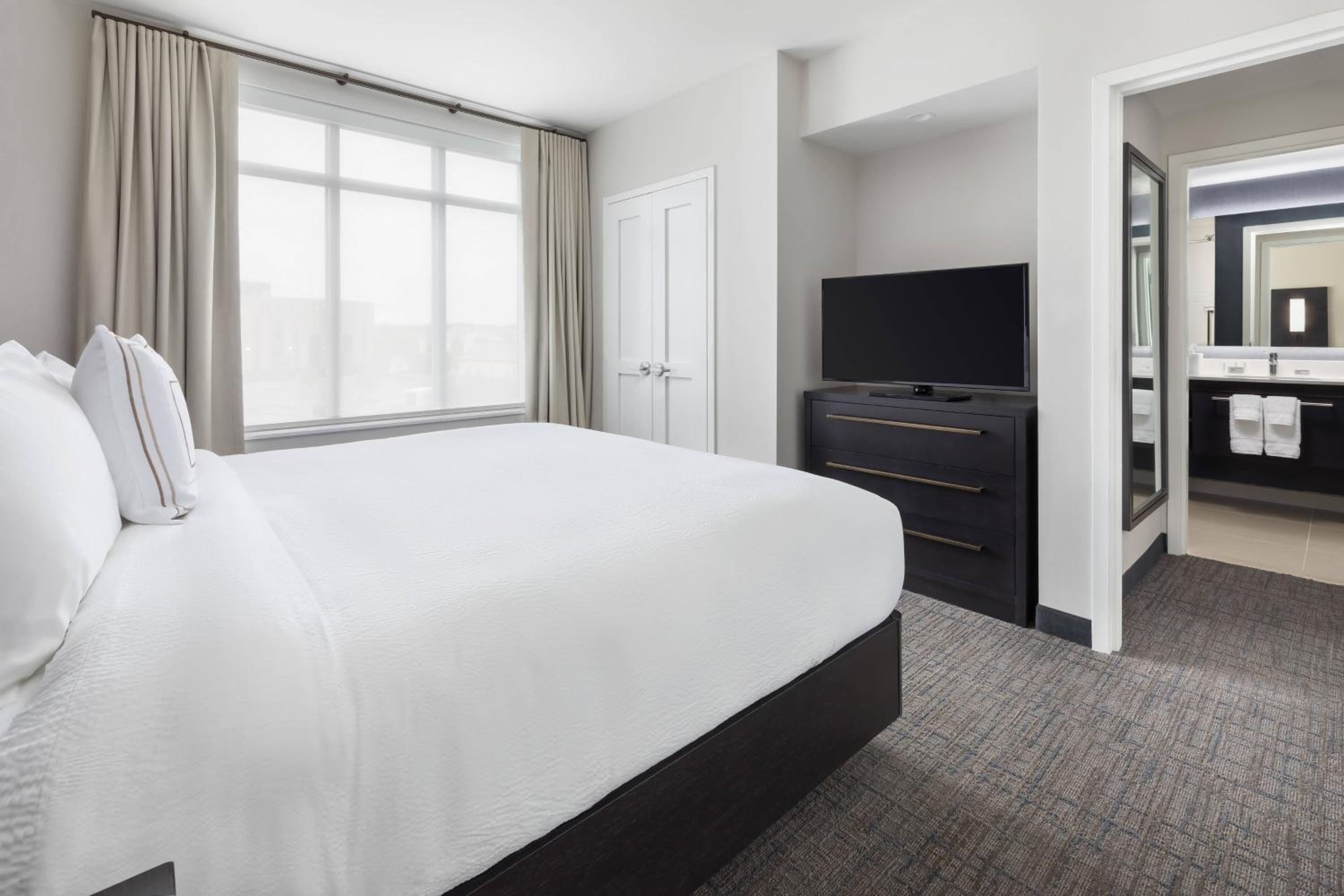 1 Bedroom Suite, 1 King, Sofa bed - Photo 8