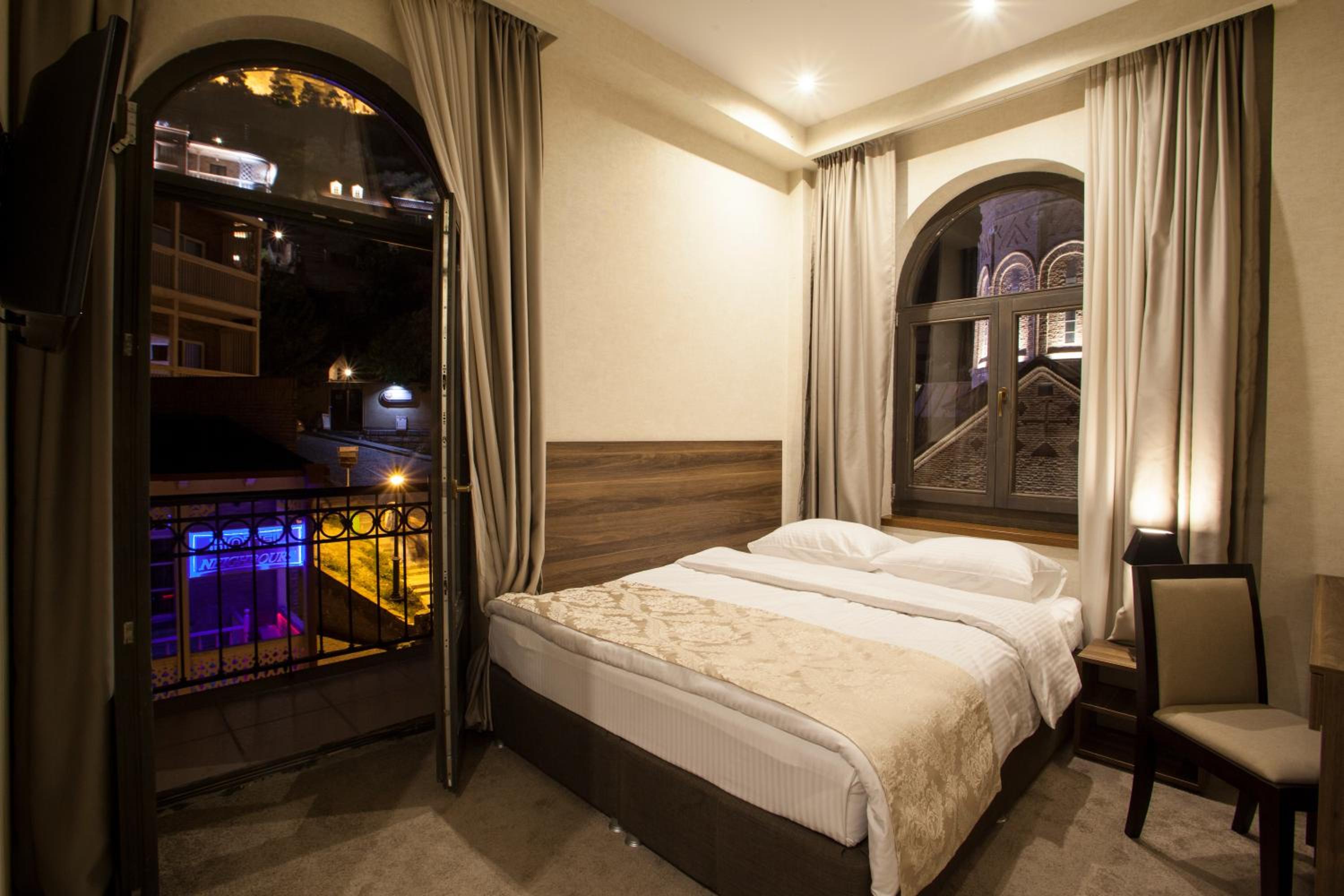 מלון אולד מיידאן טביליסי — Double Room with Balcony