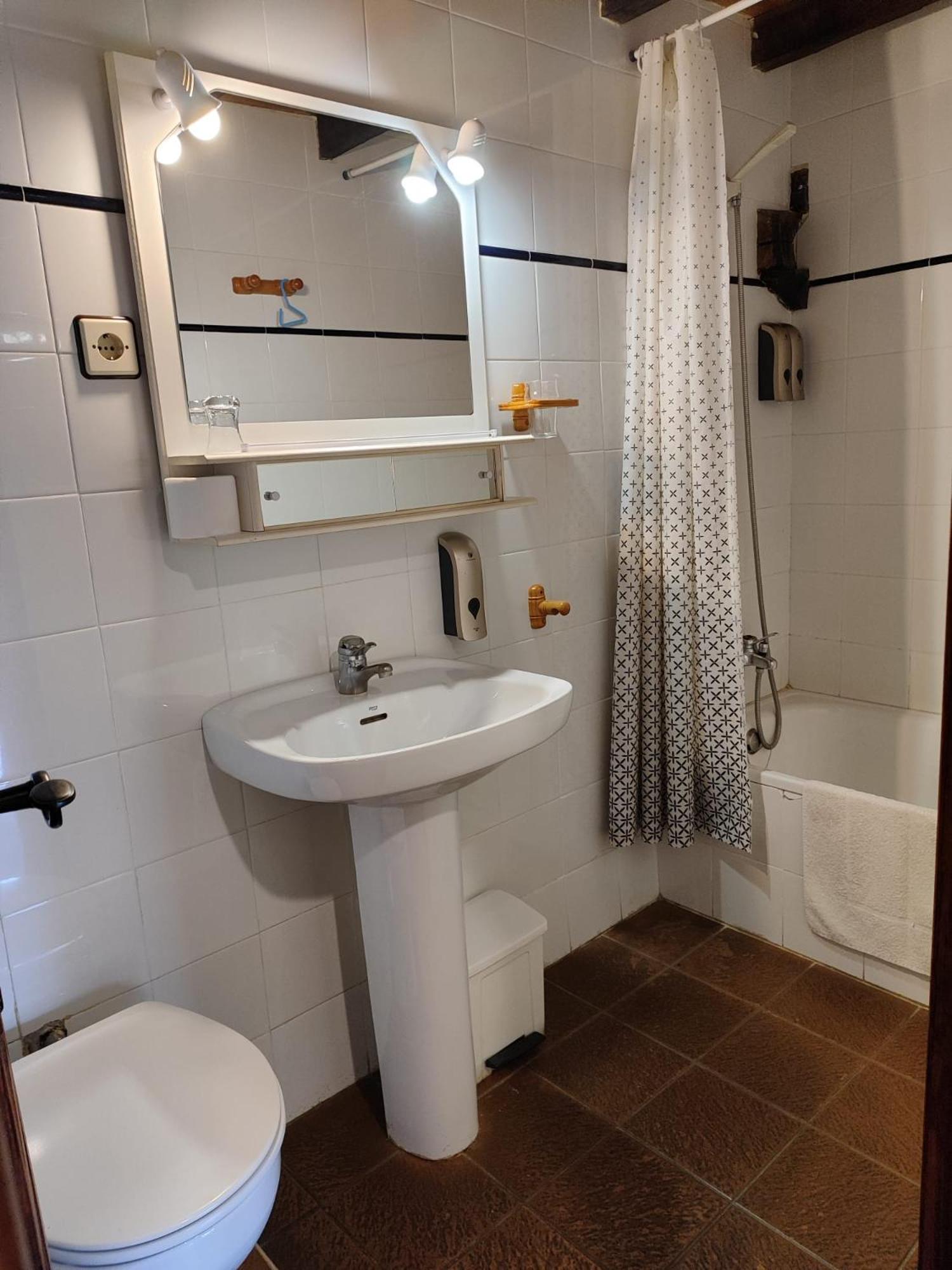 Double Room with Balcony - Photo 6