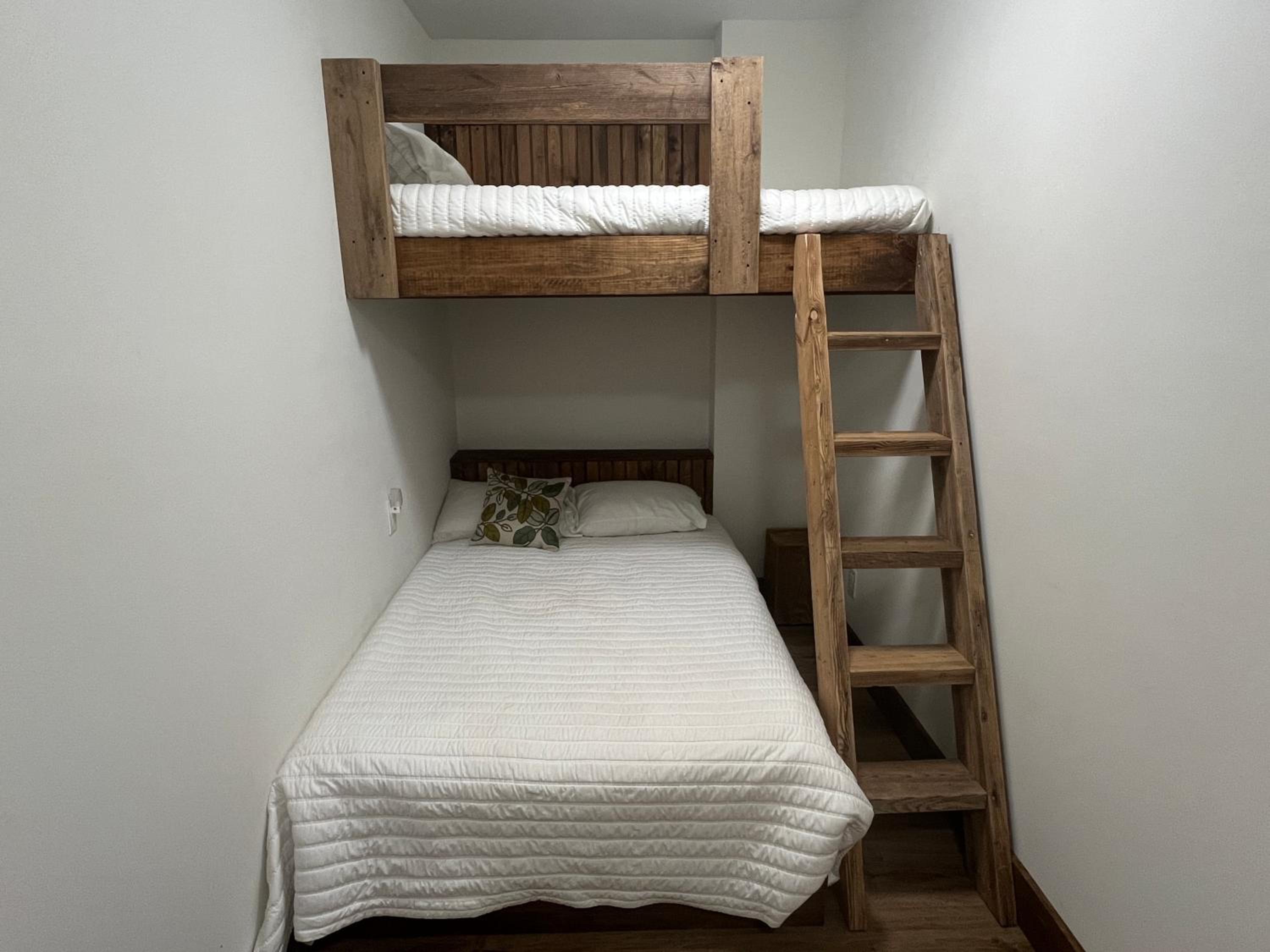 Seven-Bedroom House photo 1