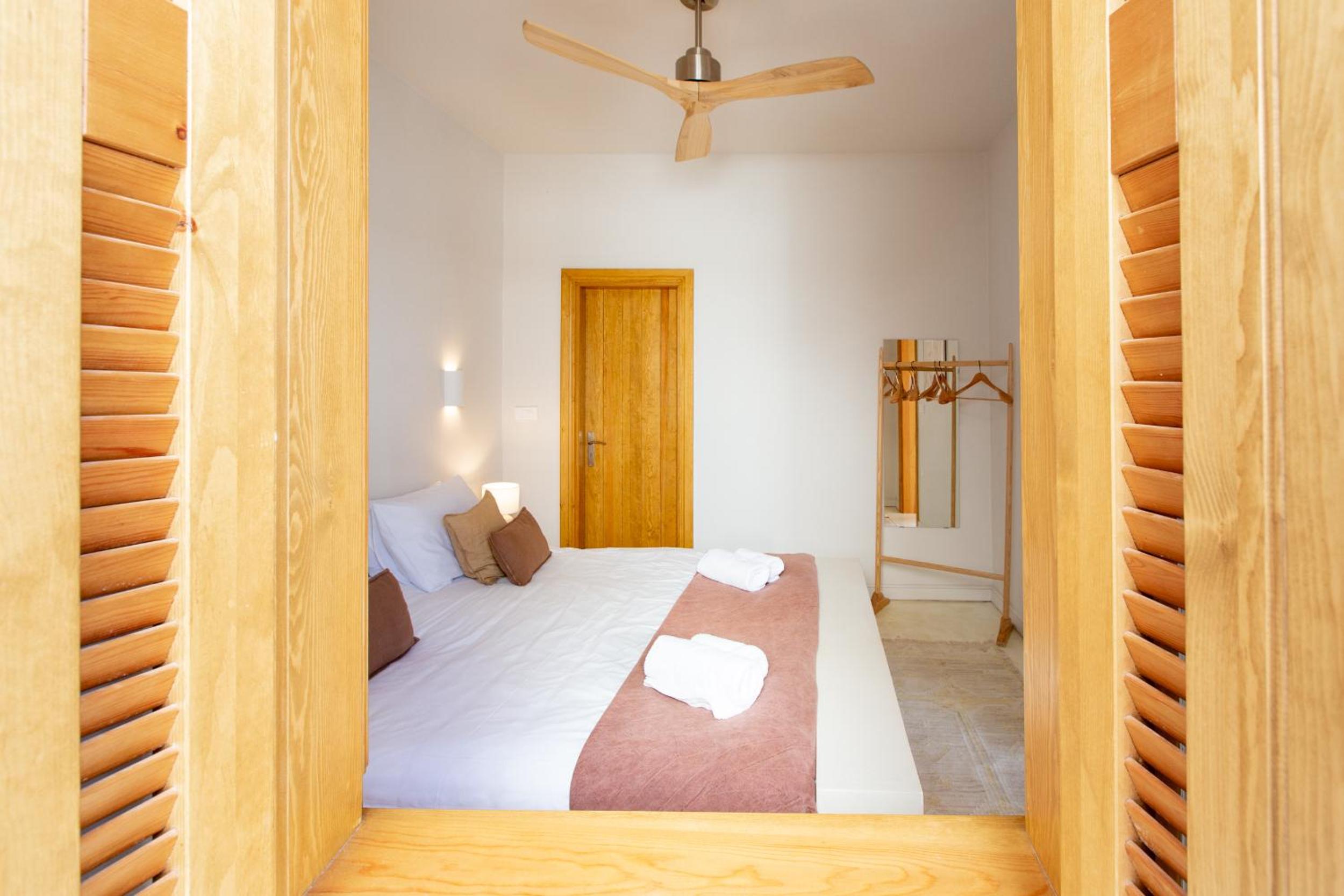 Five-Bedroom House photo 2