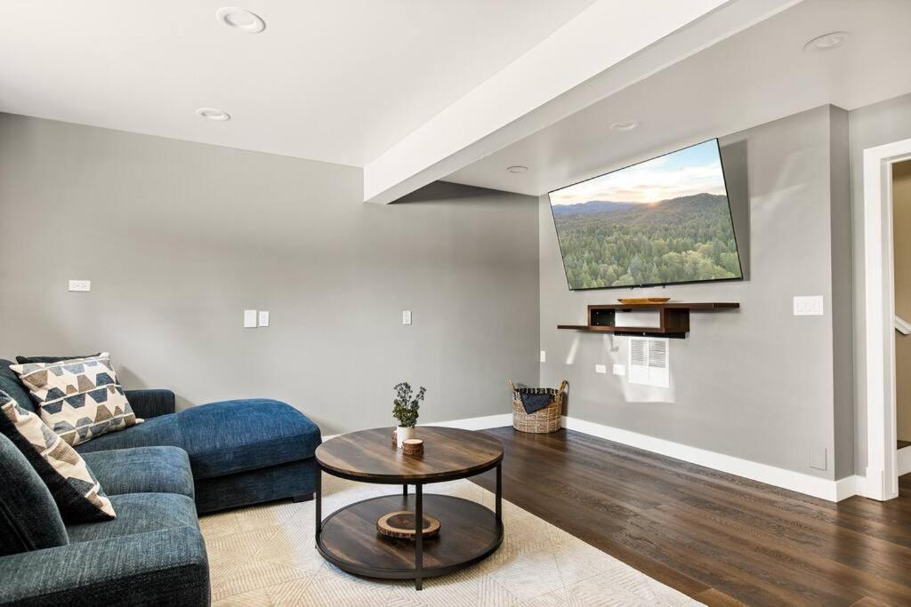 Six-Bedroom House photo 3