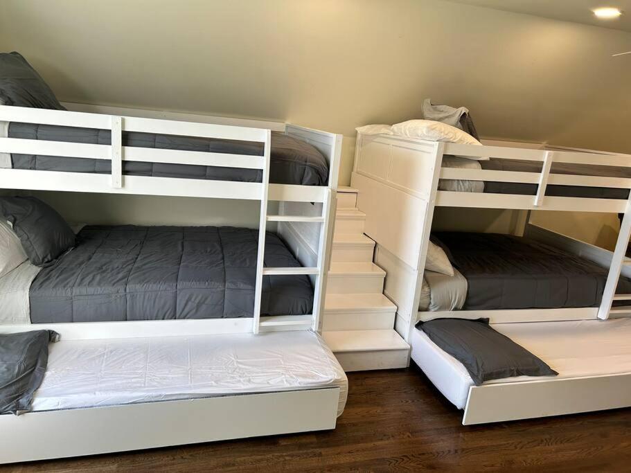 Five-Bedroom House photo 1