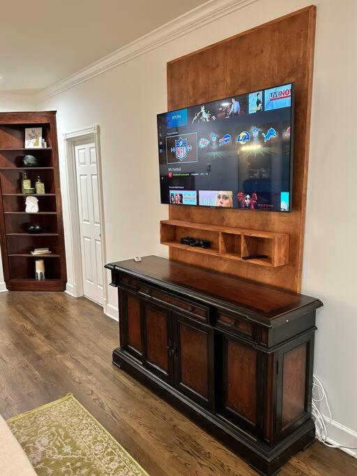 Five-Bedroom House photo 3