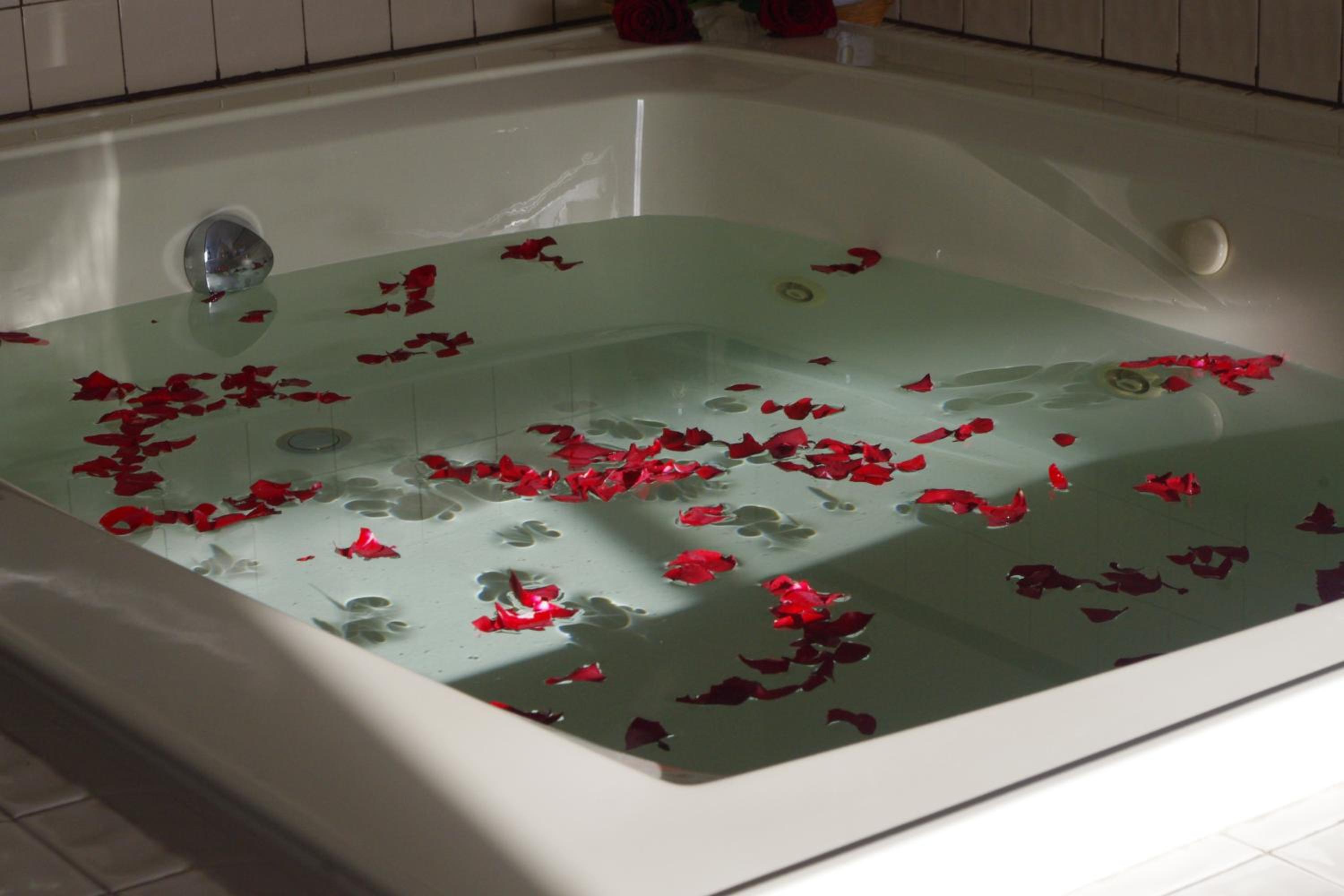 Queen Suite with Spa Bath photo 3