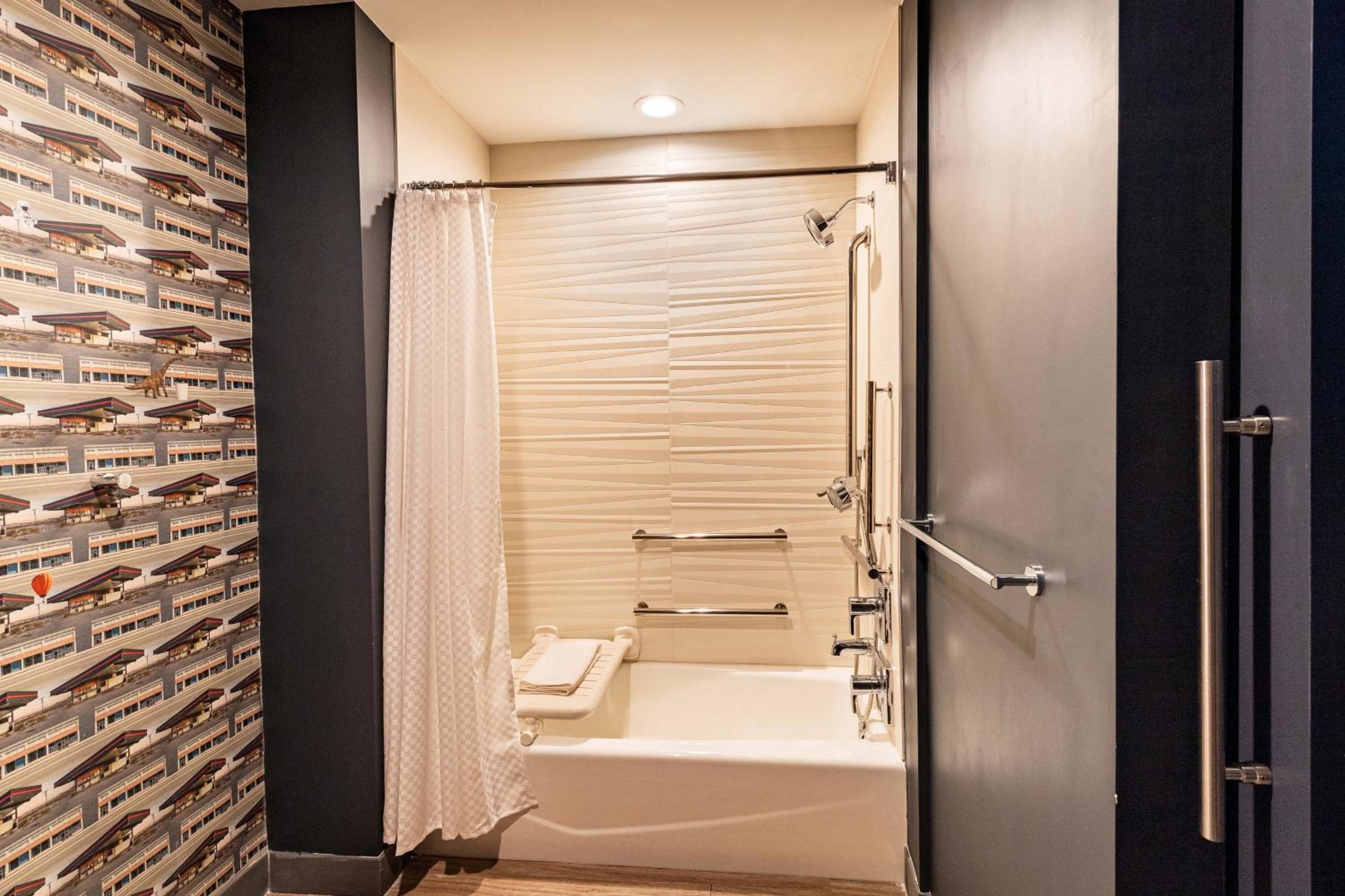 King Room with Adapted Tub - Mobility Accessible - Photo 3