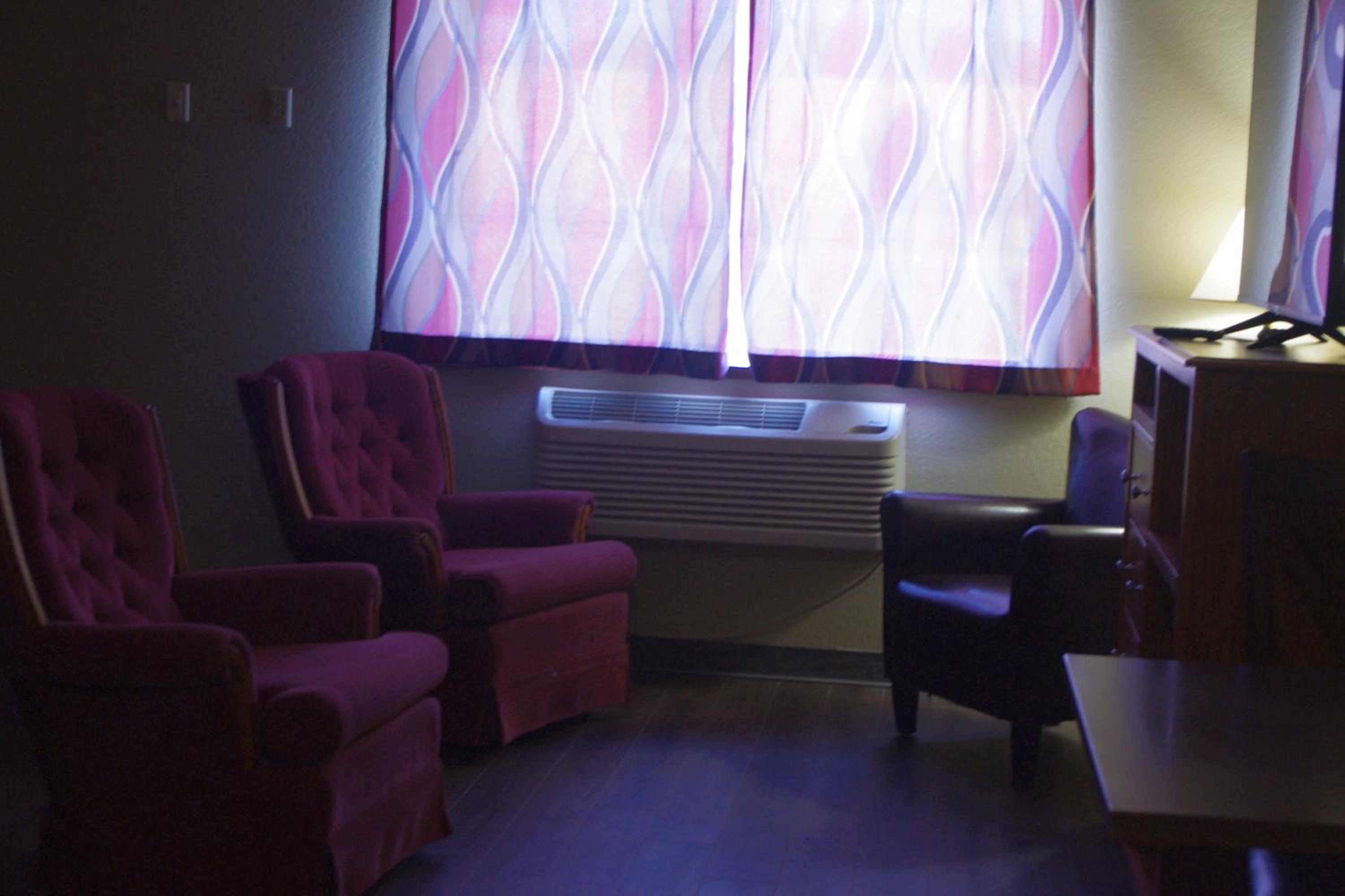 Deluxe Queen Suite