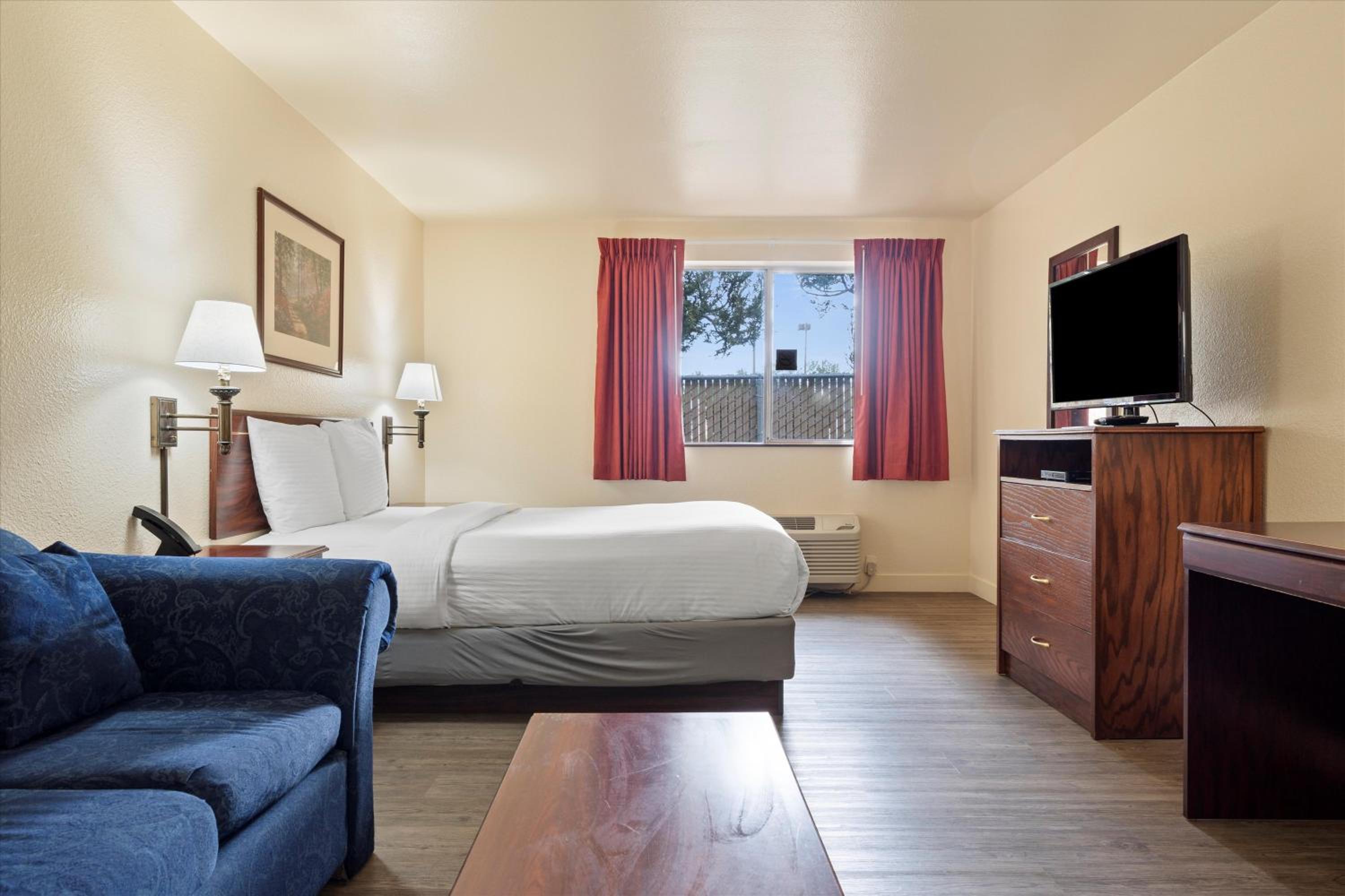 Family Room - Photo 4