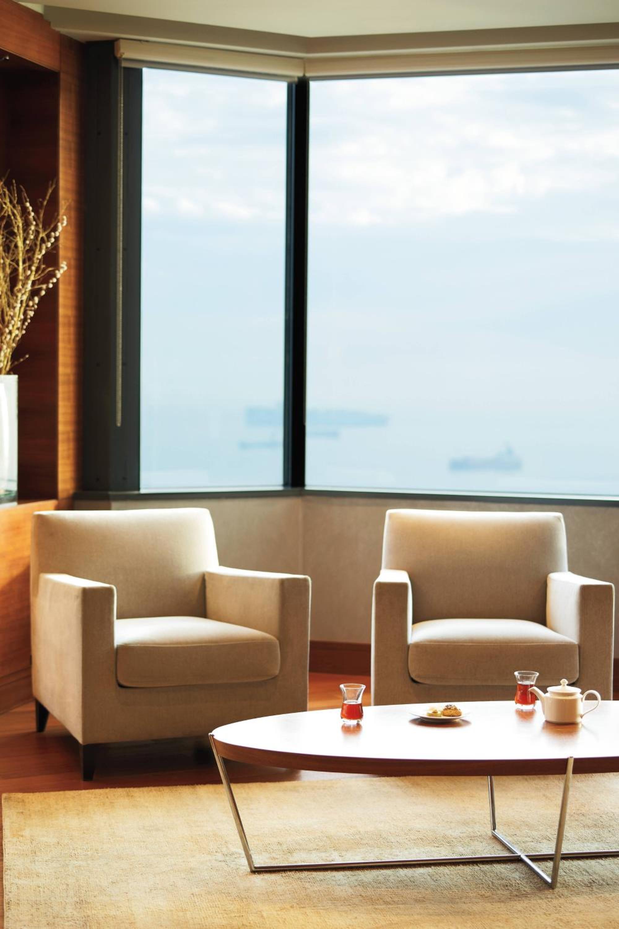 Club Room with Club Lounge Access and Sea View thumbnail 5