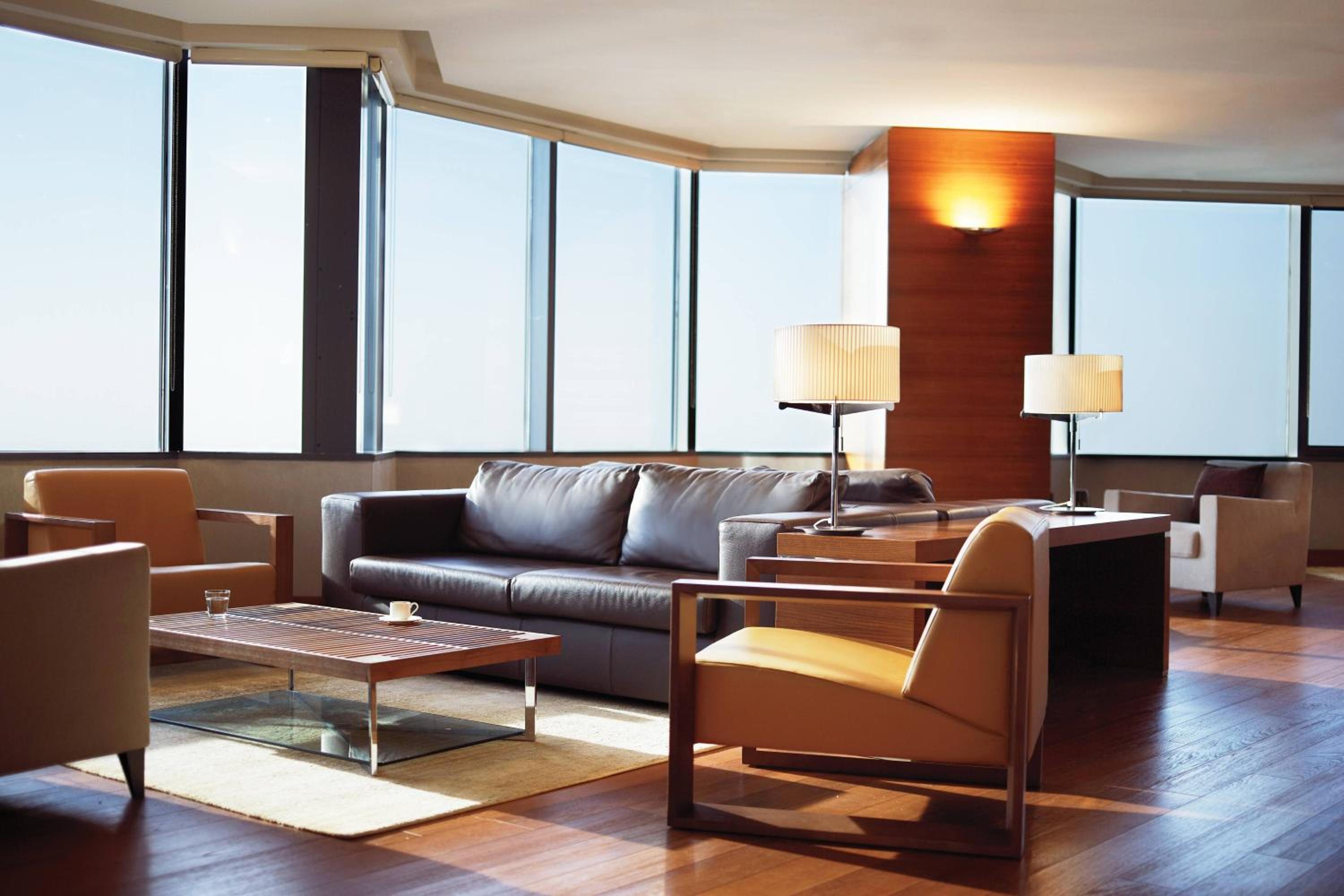 Club Room with Club Lounge Access and Sea View thumbnail 5
