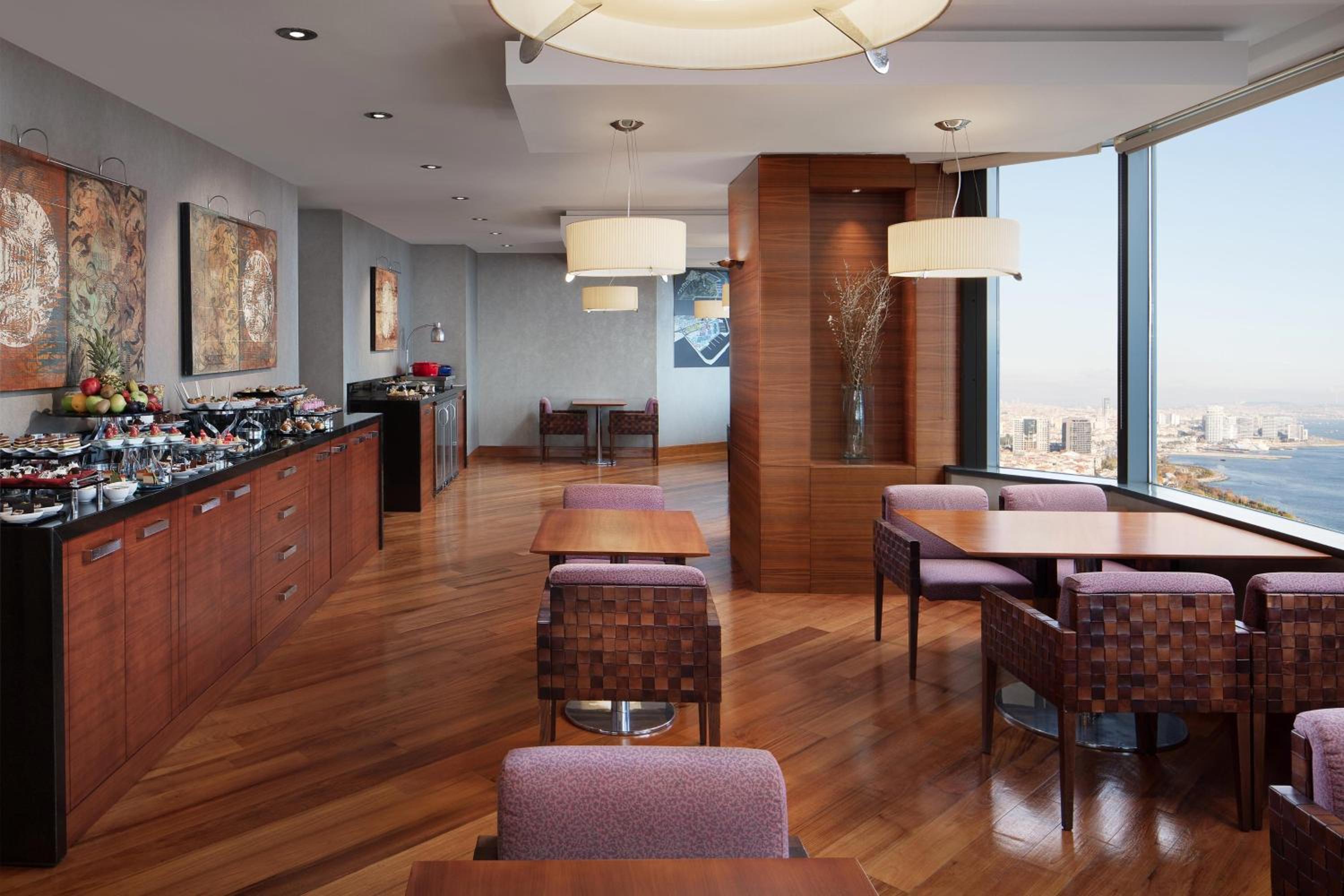 Club Room with Club Lounge Access and Sea View thumbnail 6