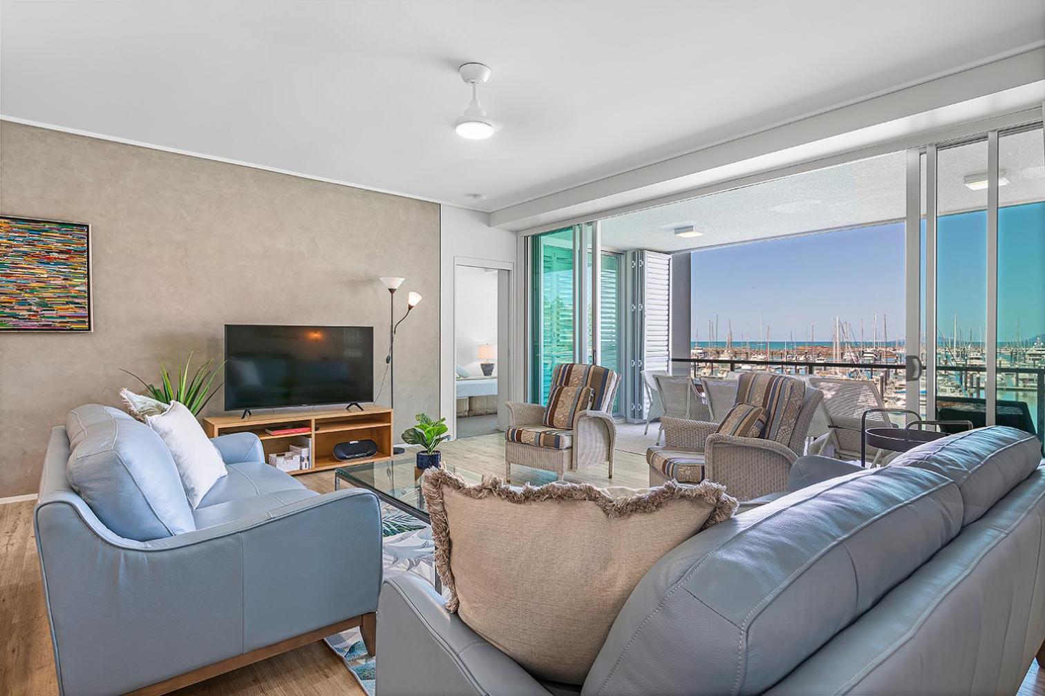 3 Bedroom 2 Bathroom Waterfront Apartment photo 2