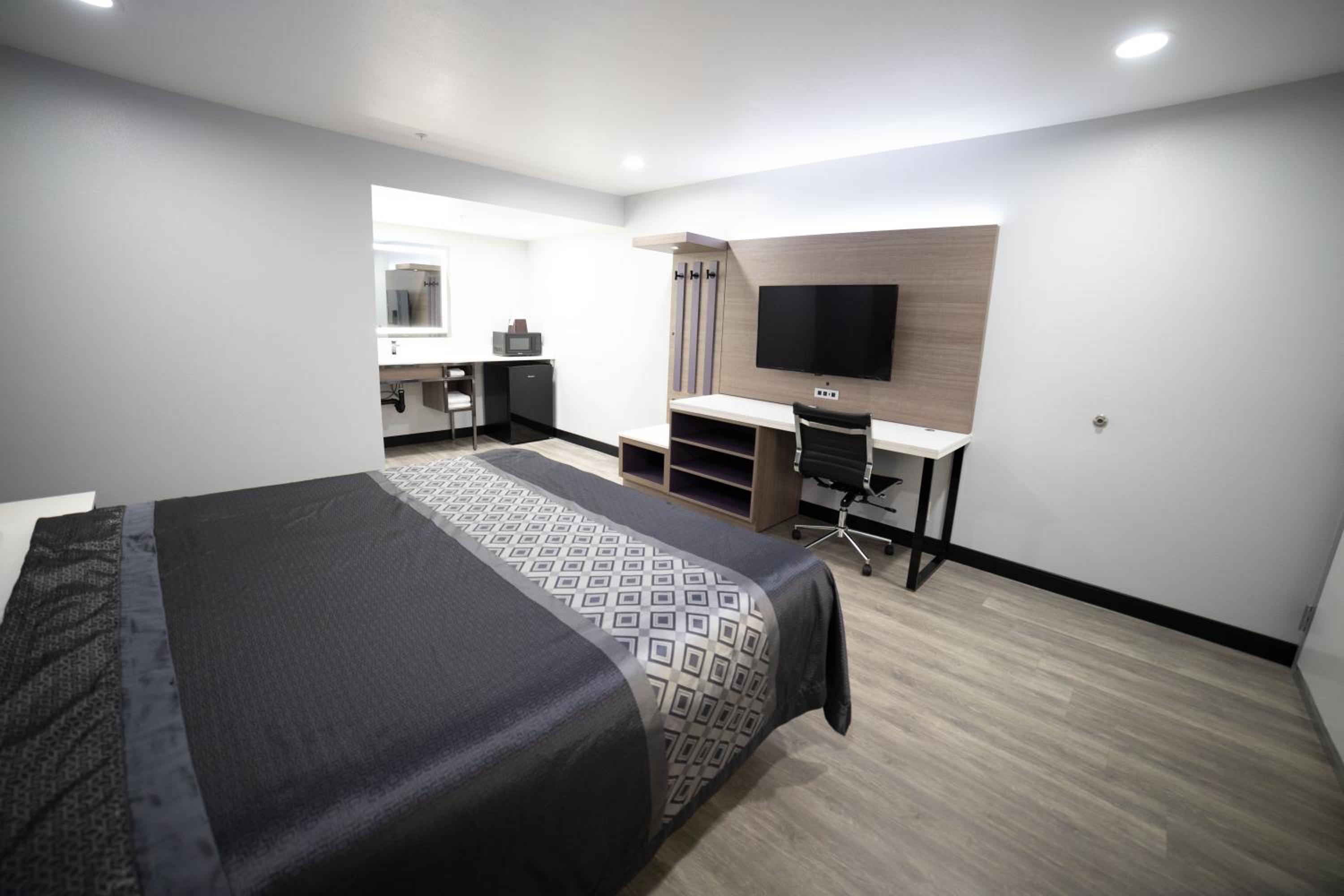 King Room - Non-Smoking - Photo 1