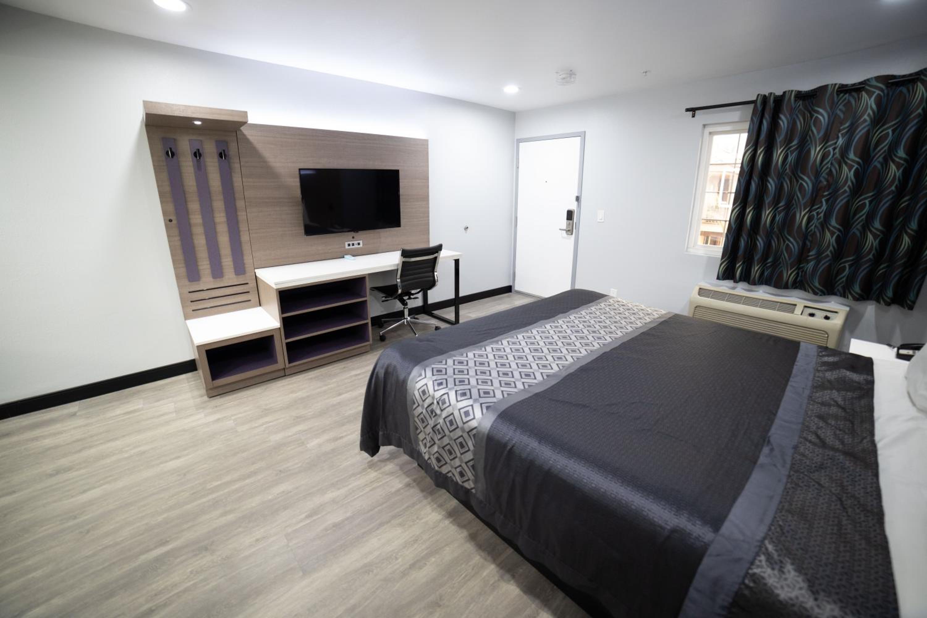 King Room - Non-Smoking - Photo 4
