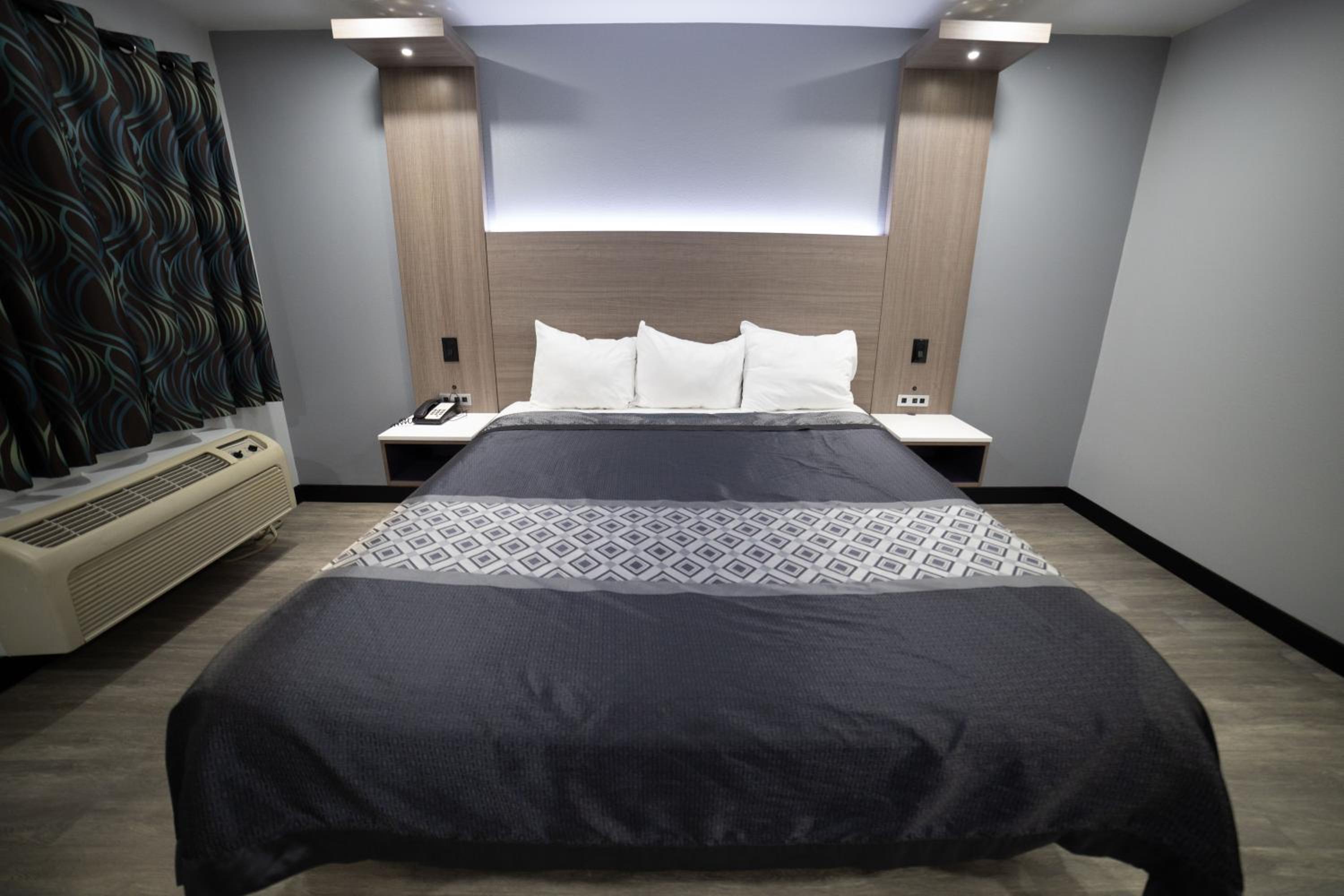 King Room - Non-Smoking - Photo 3