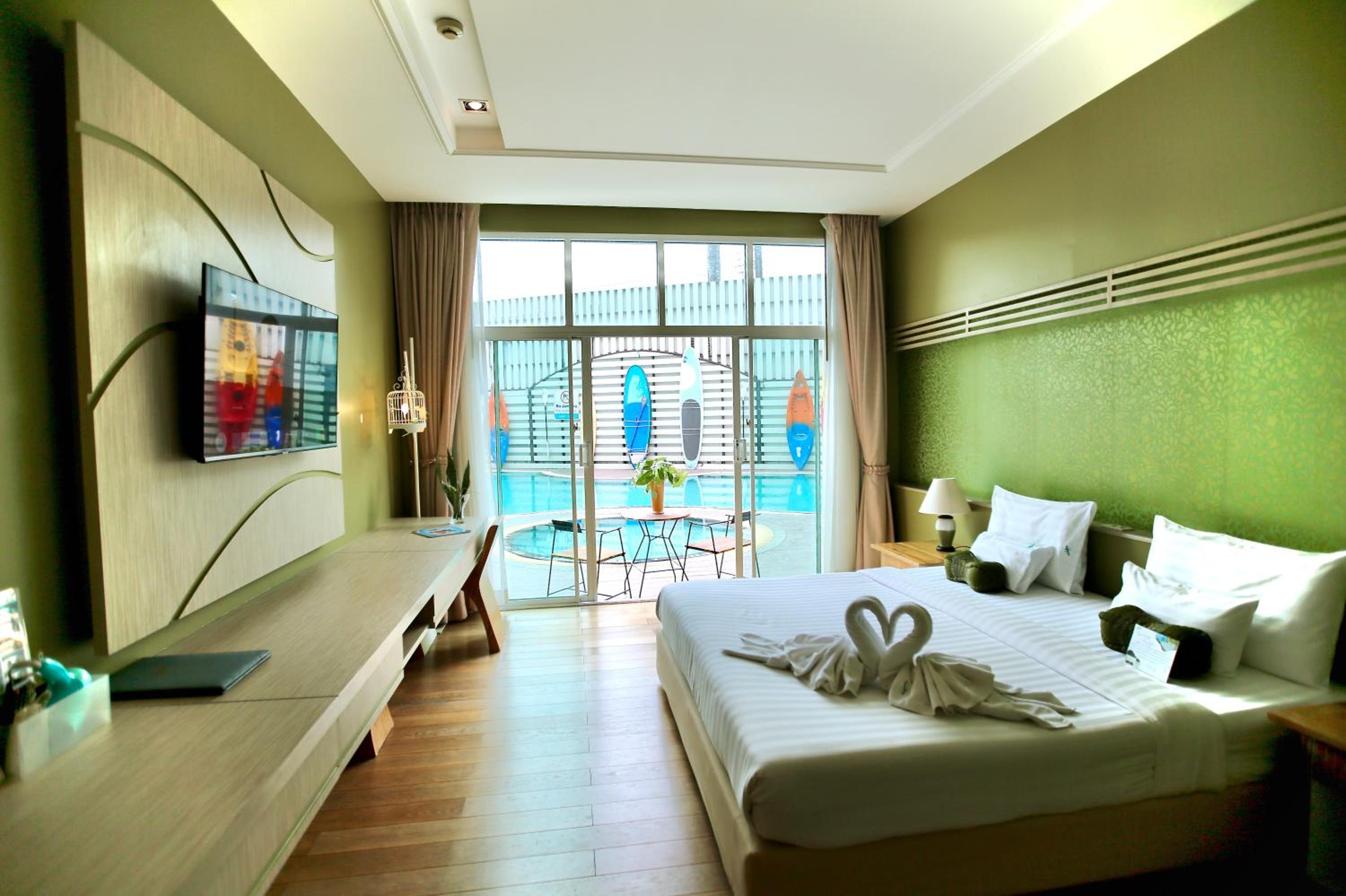 Deluxe Double Room with Pool Access - Photo 9