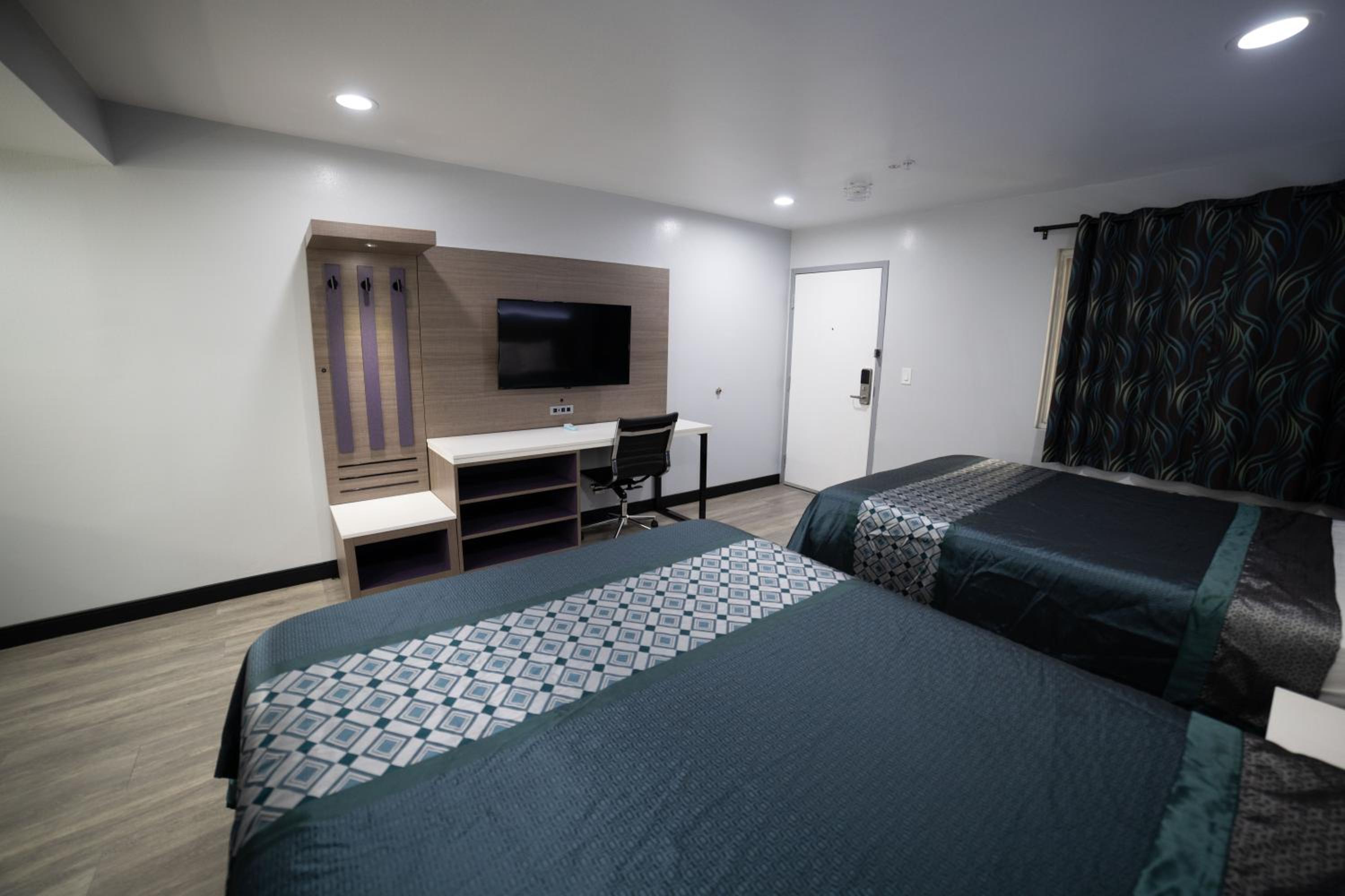 Room with Two Double Beds - Non-Smoking photo 2