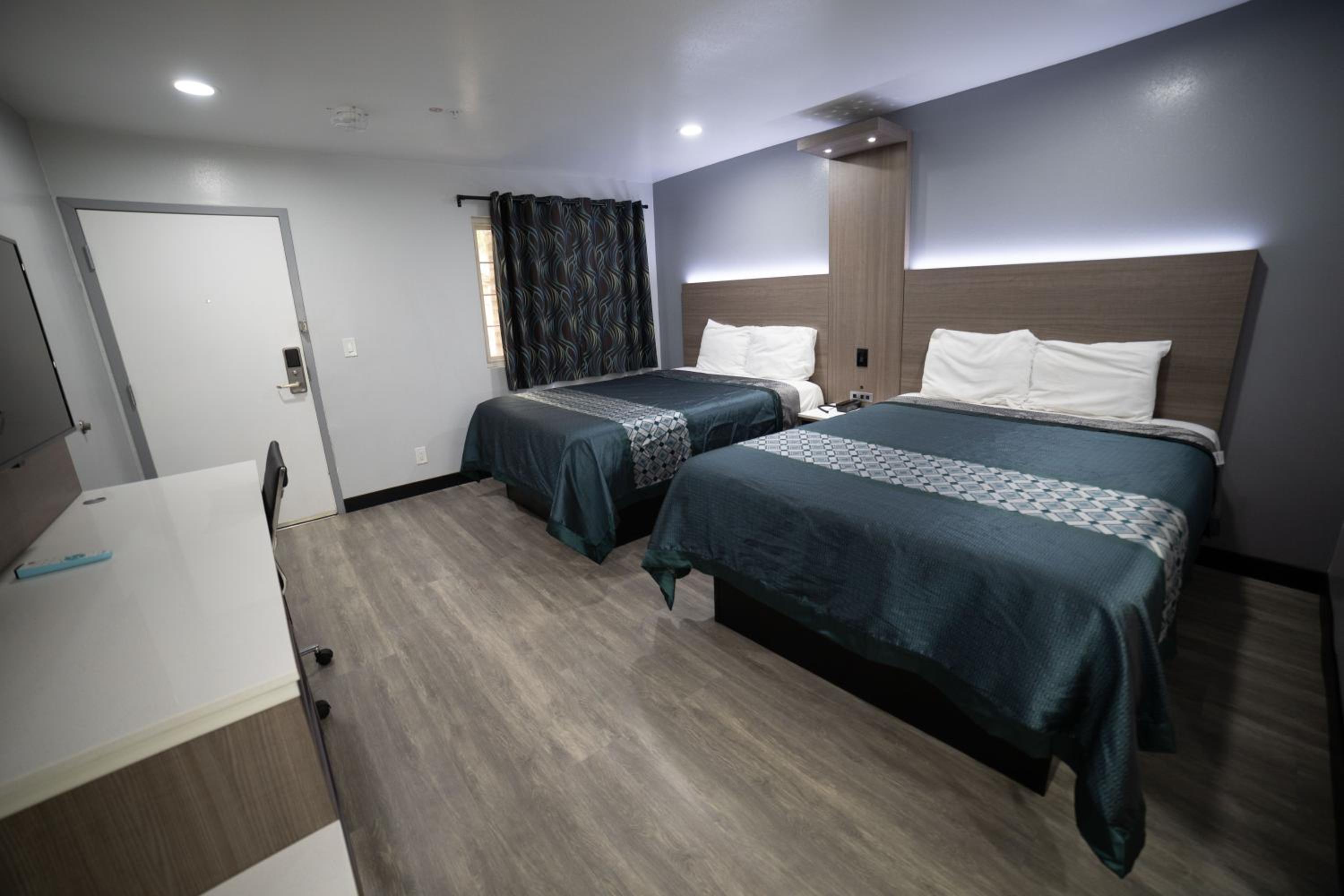 Room with Two Double Beds - Non-Smoking photo 3