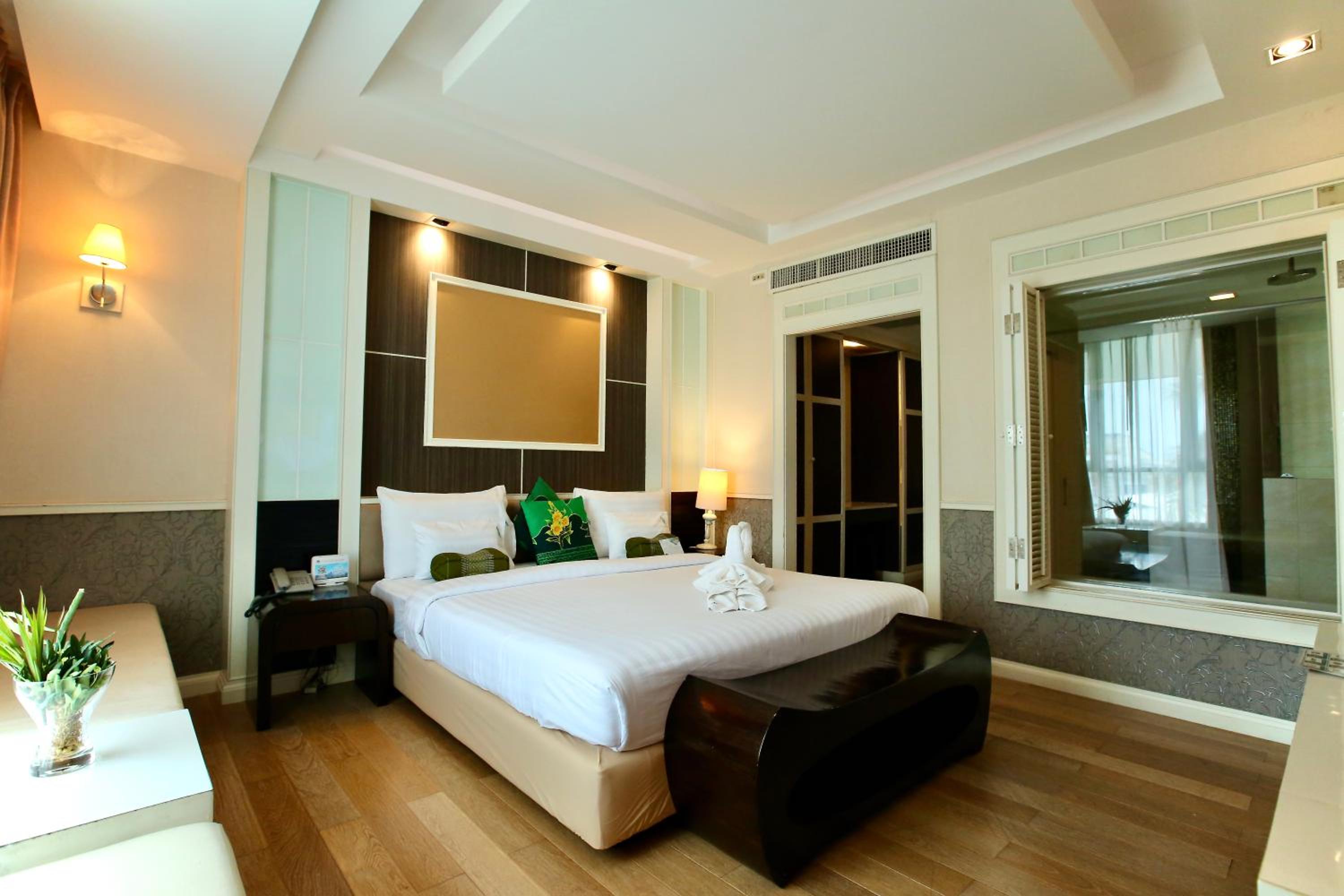 Suite - Photo 11