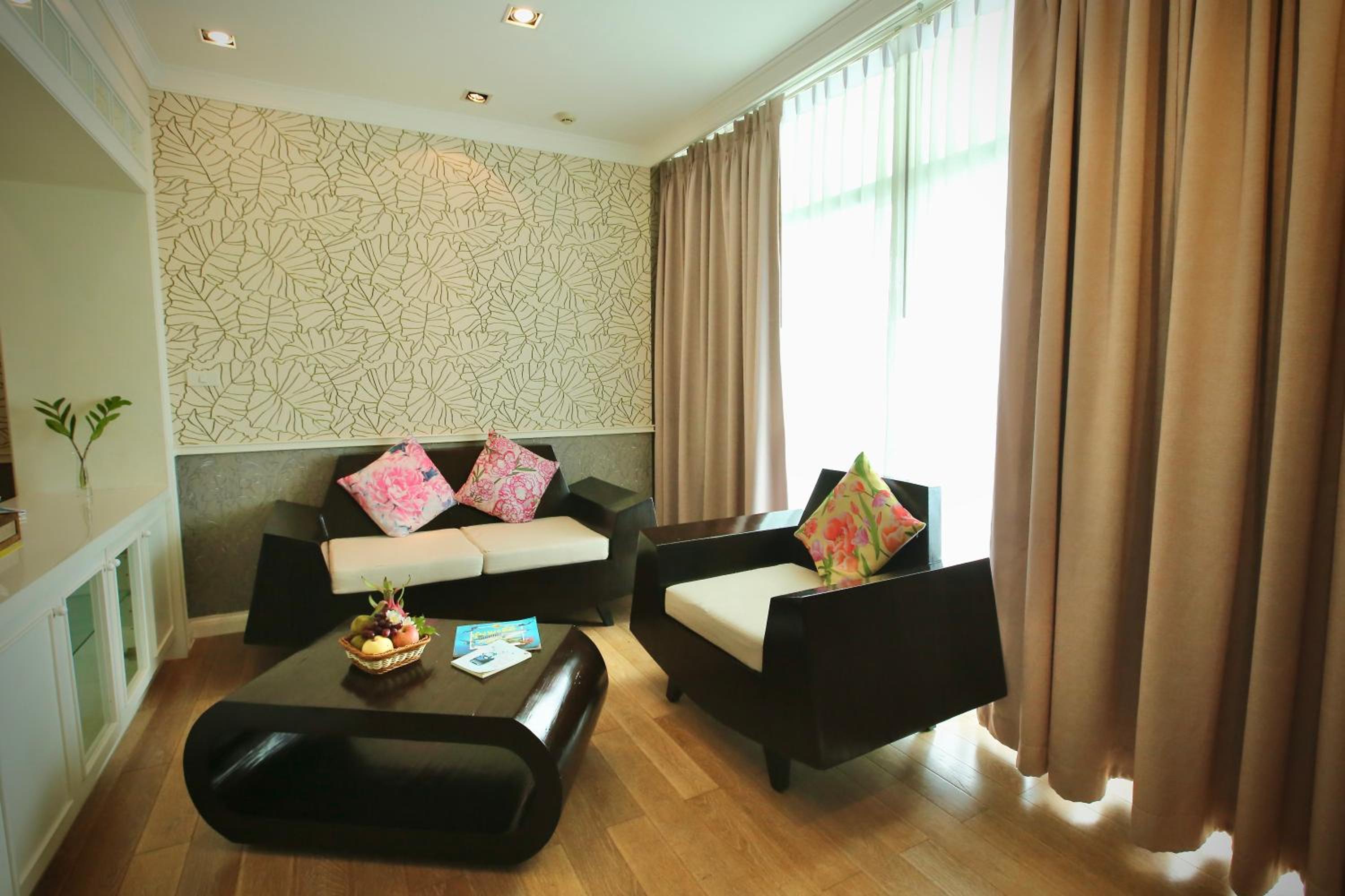 Suite - Photo 10
