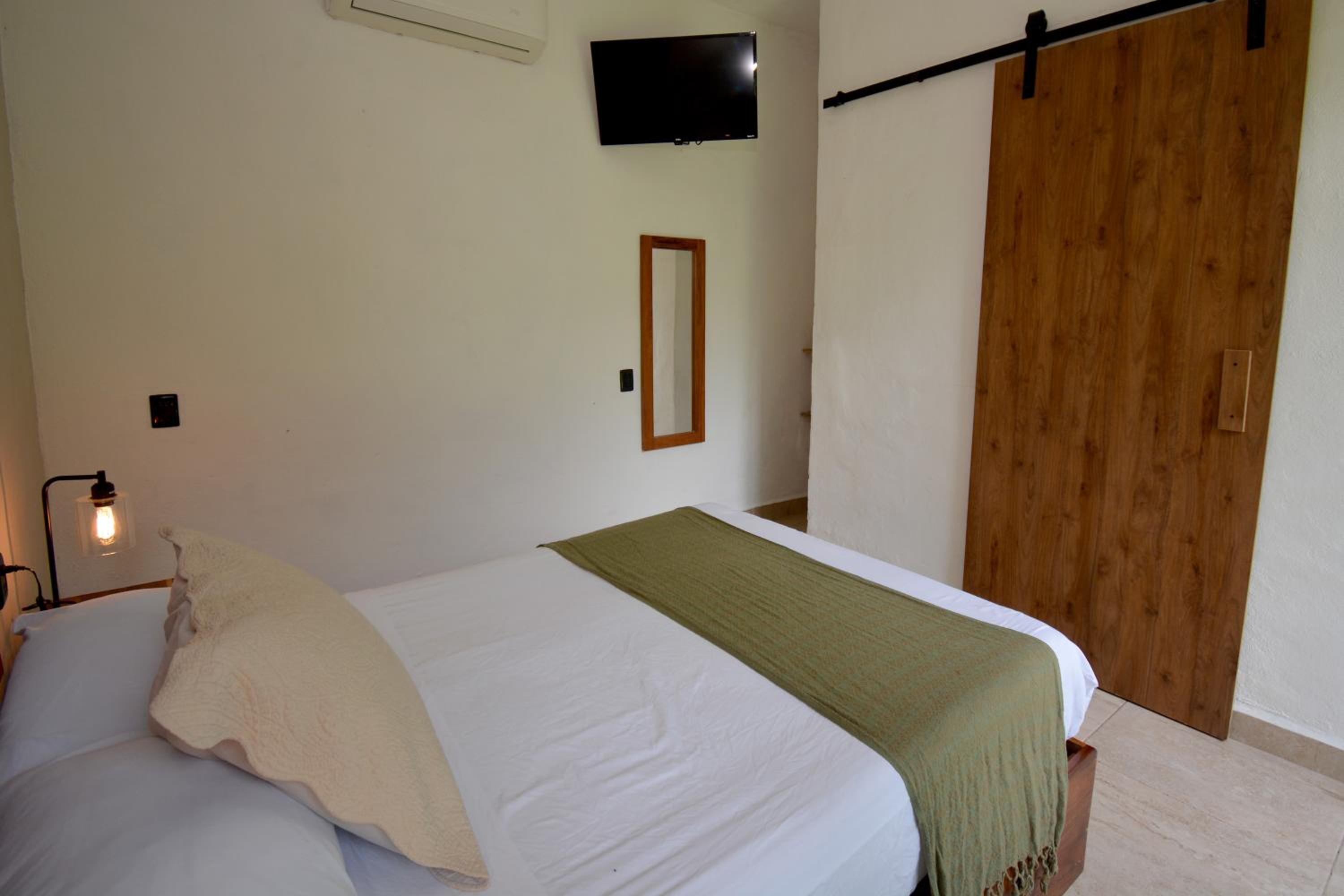 Double Room with Private Bathroom - Photo 8
