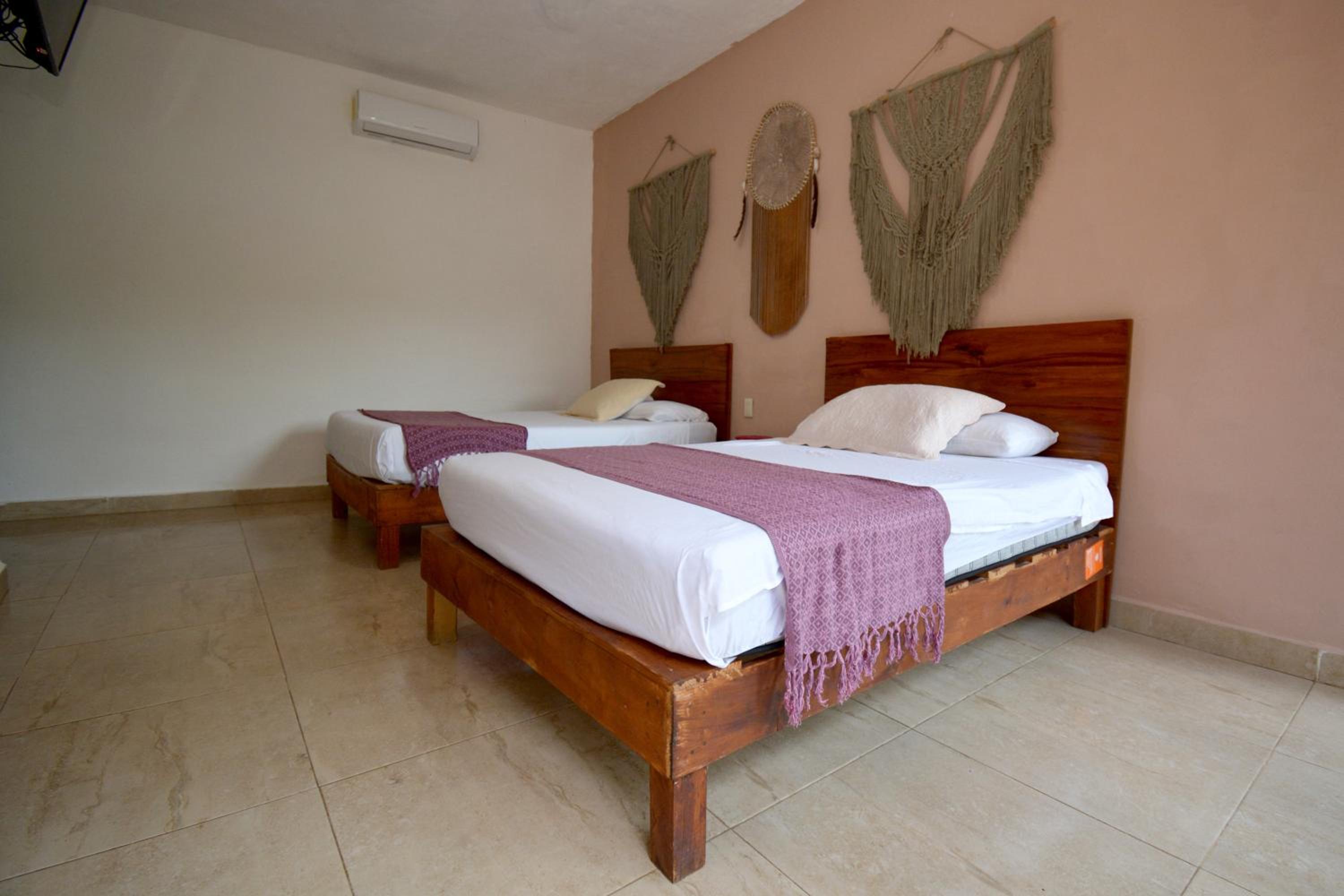 Quadruple Room with Private Bathroom photo 2