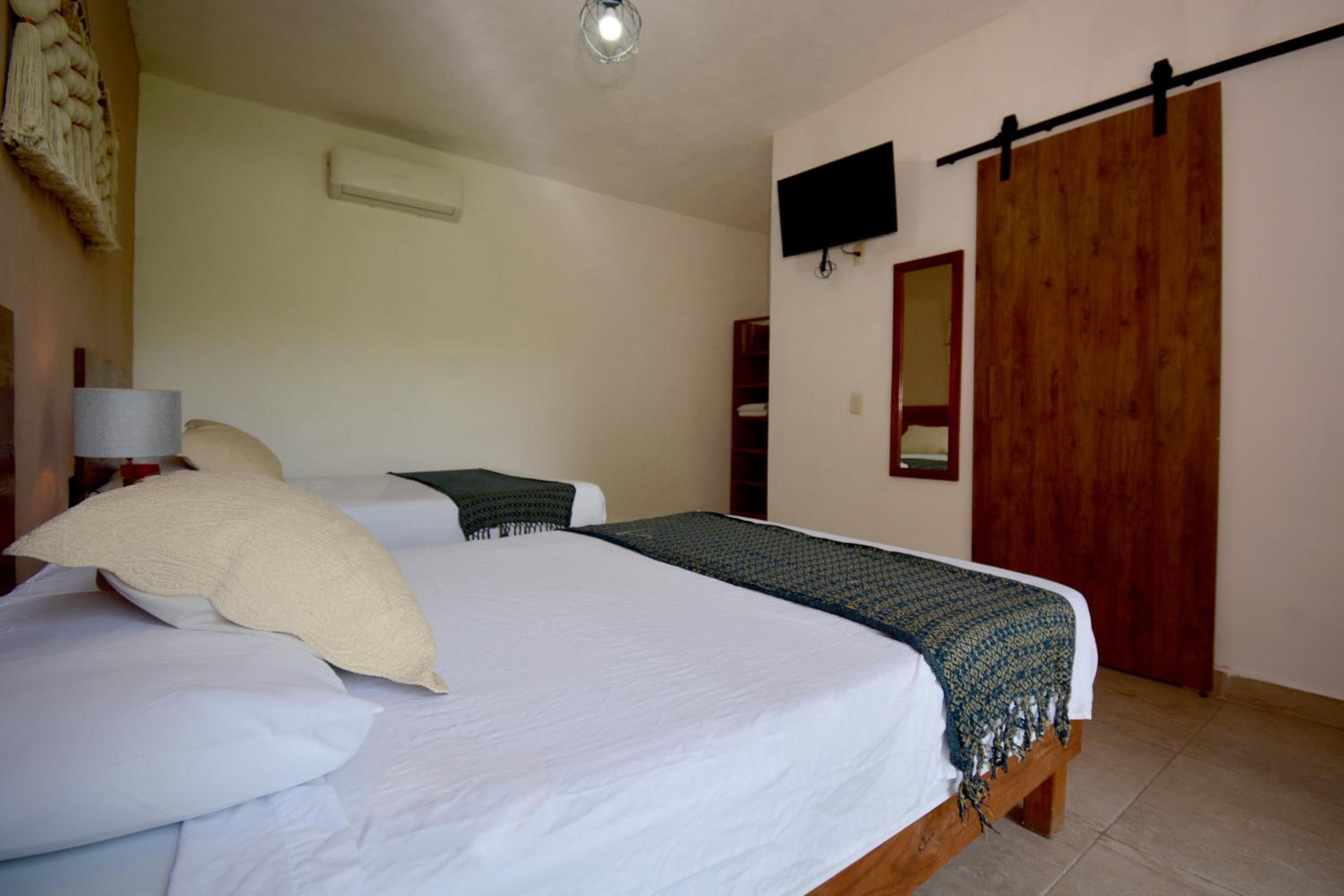 Quadruple Room with Garden View - Photo 6