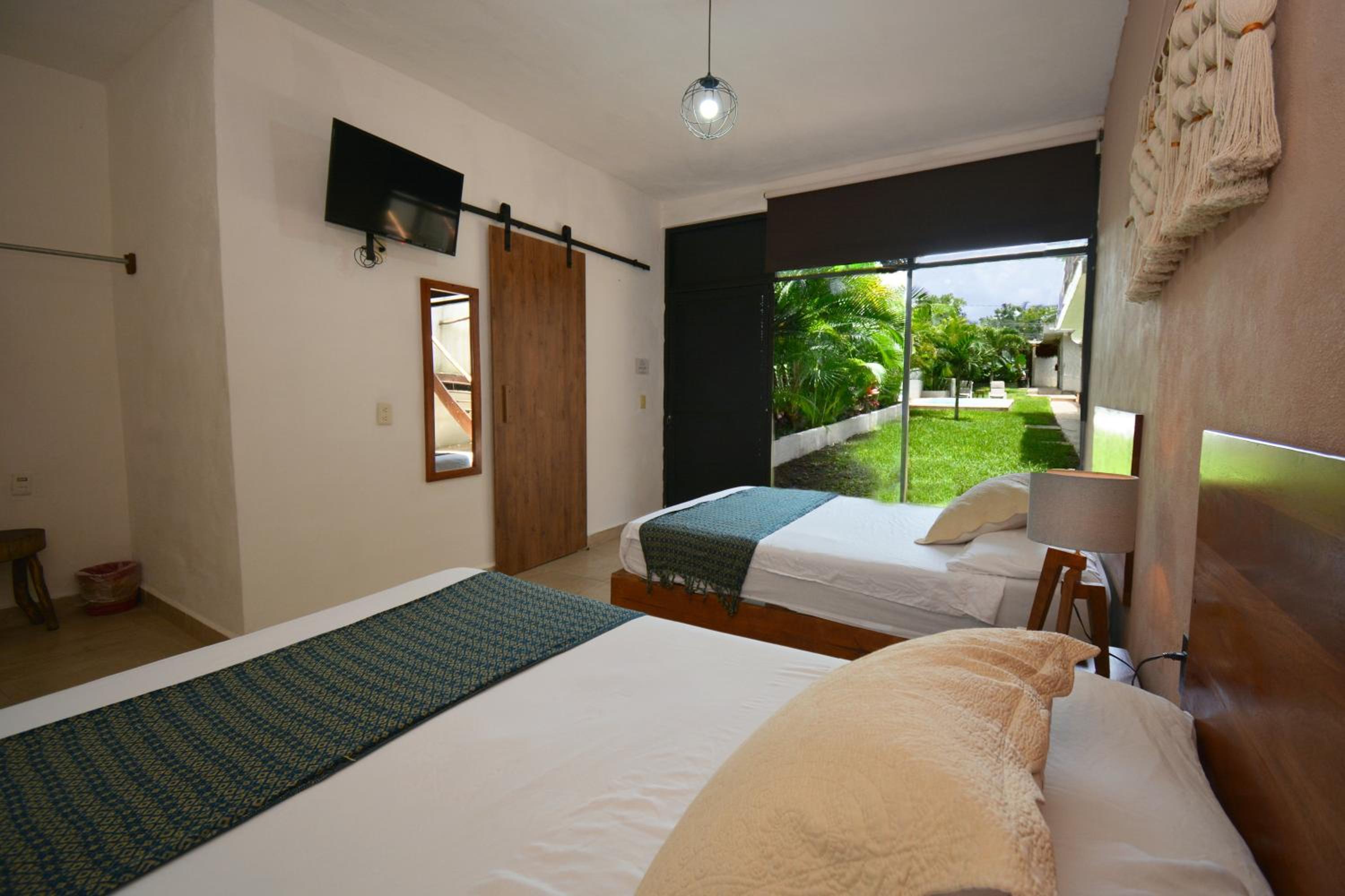Quadruple Room with Garden View - Photo 4