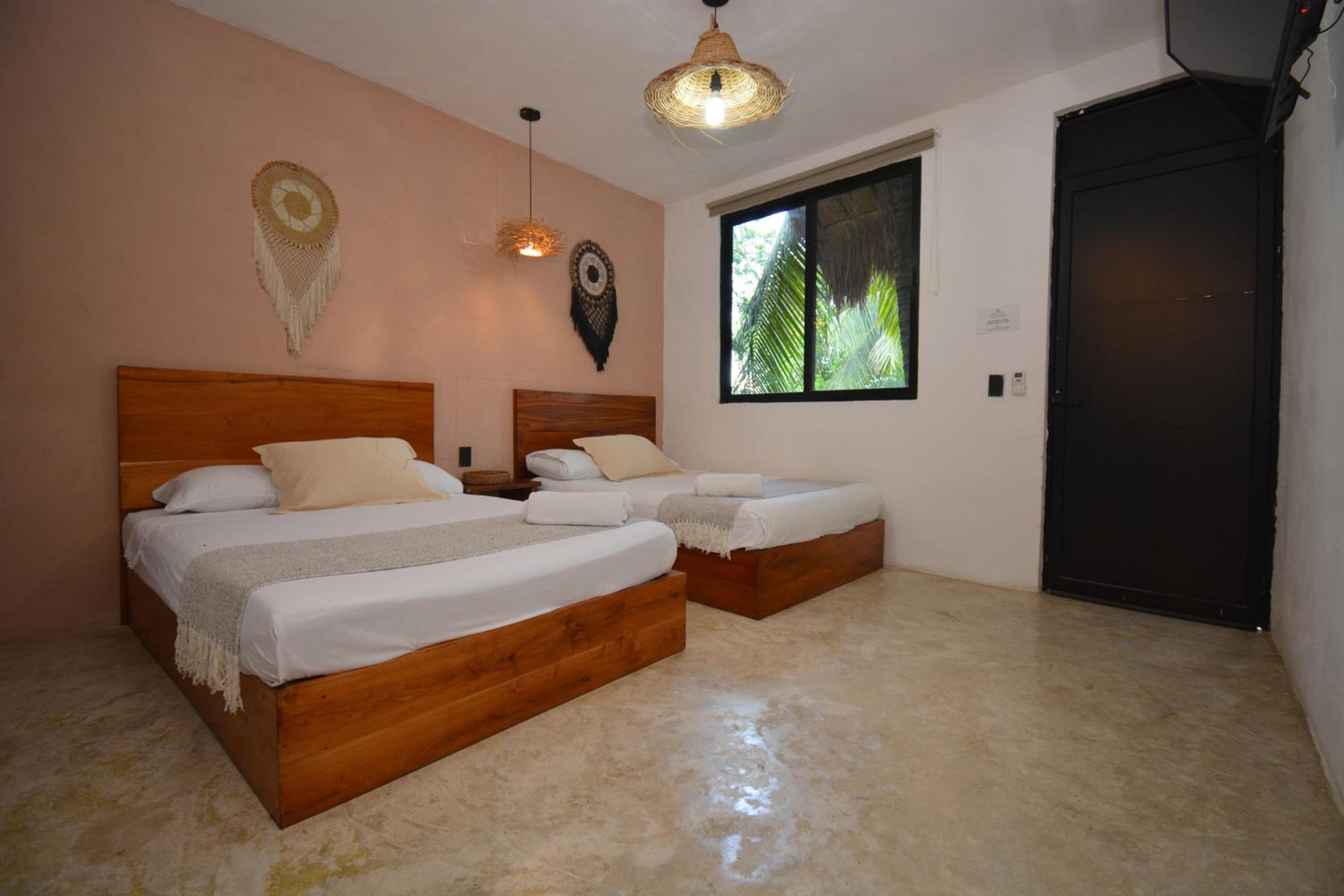 Quadruple Room with Private Bathroom - Photo 5