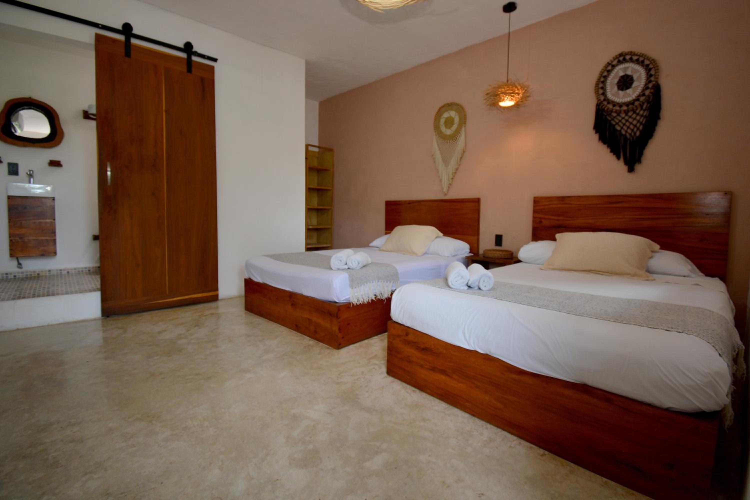 Quadruple Room with Private Bathroom - Photo 3