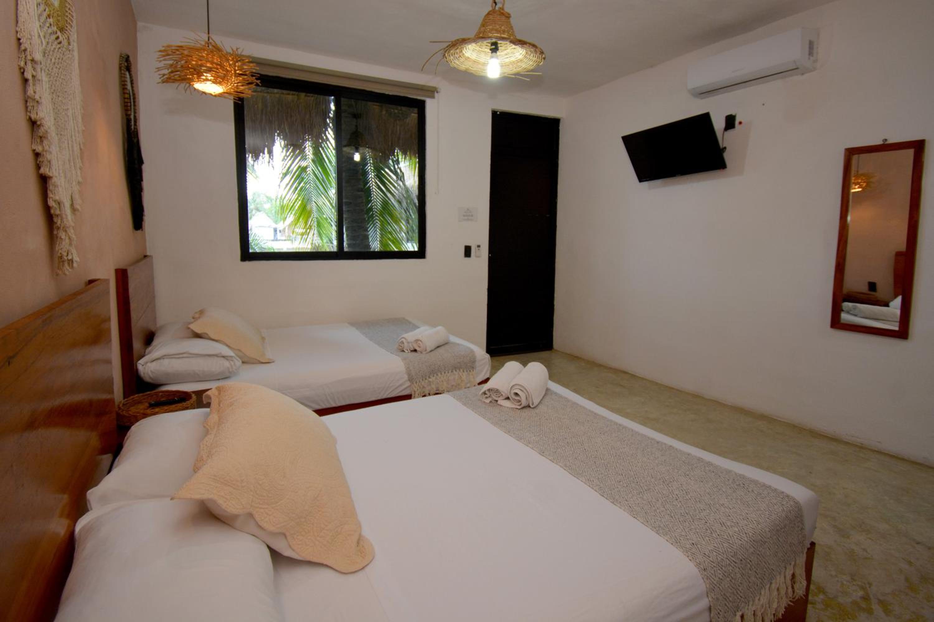 Quadruple Room with Private Bathroom - Photo 4