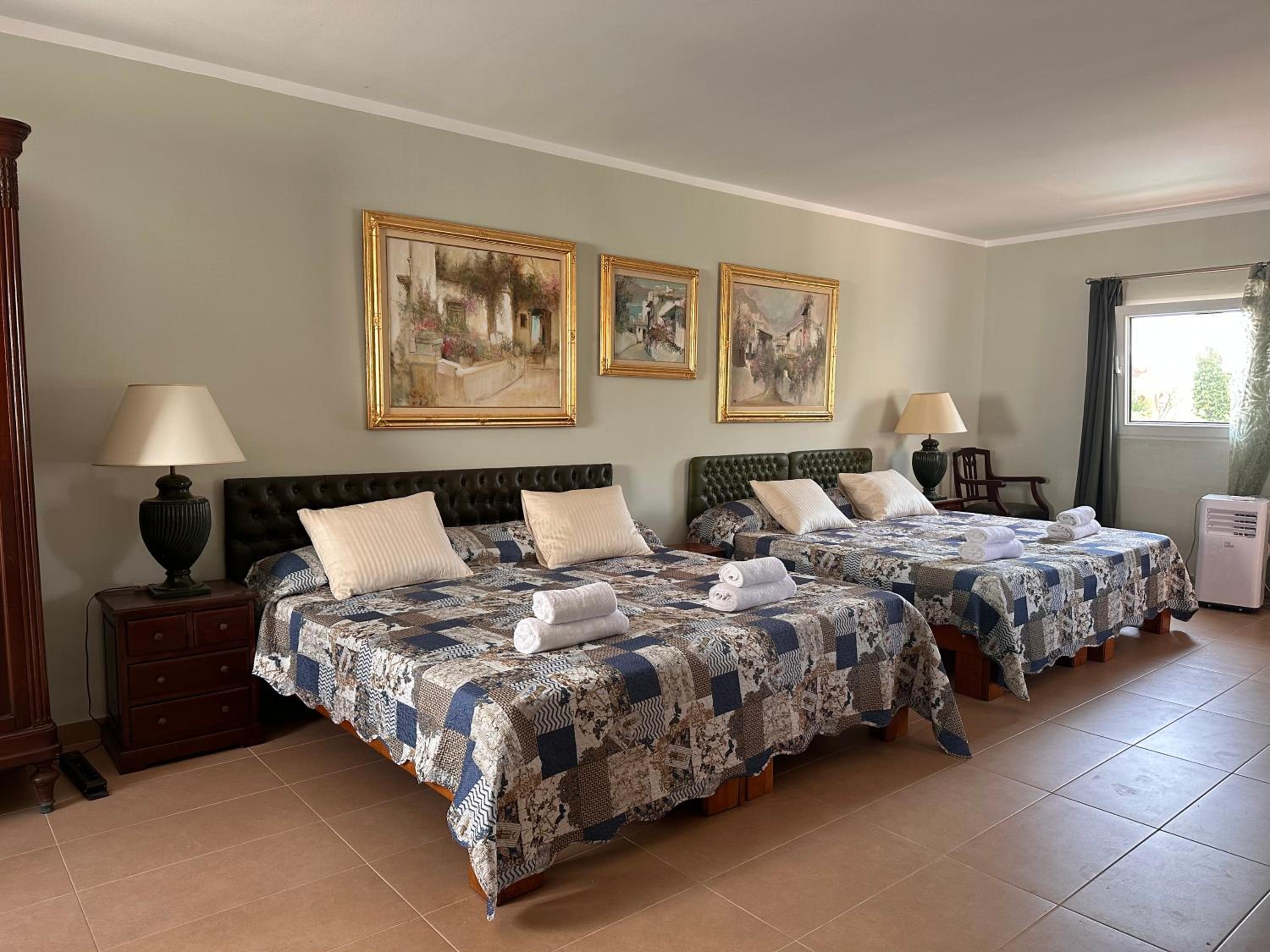 Habitación Cuádruple con Baño Privado