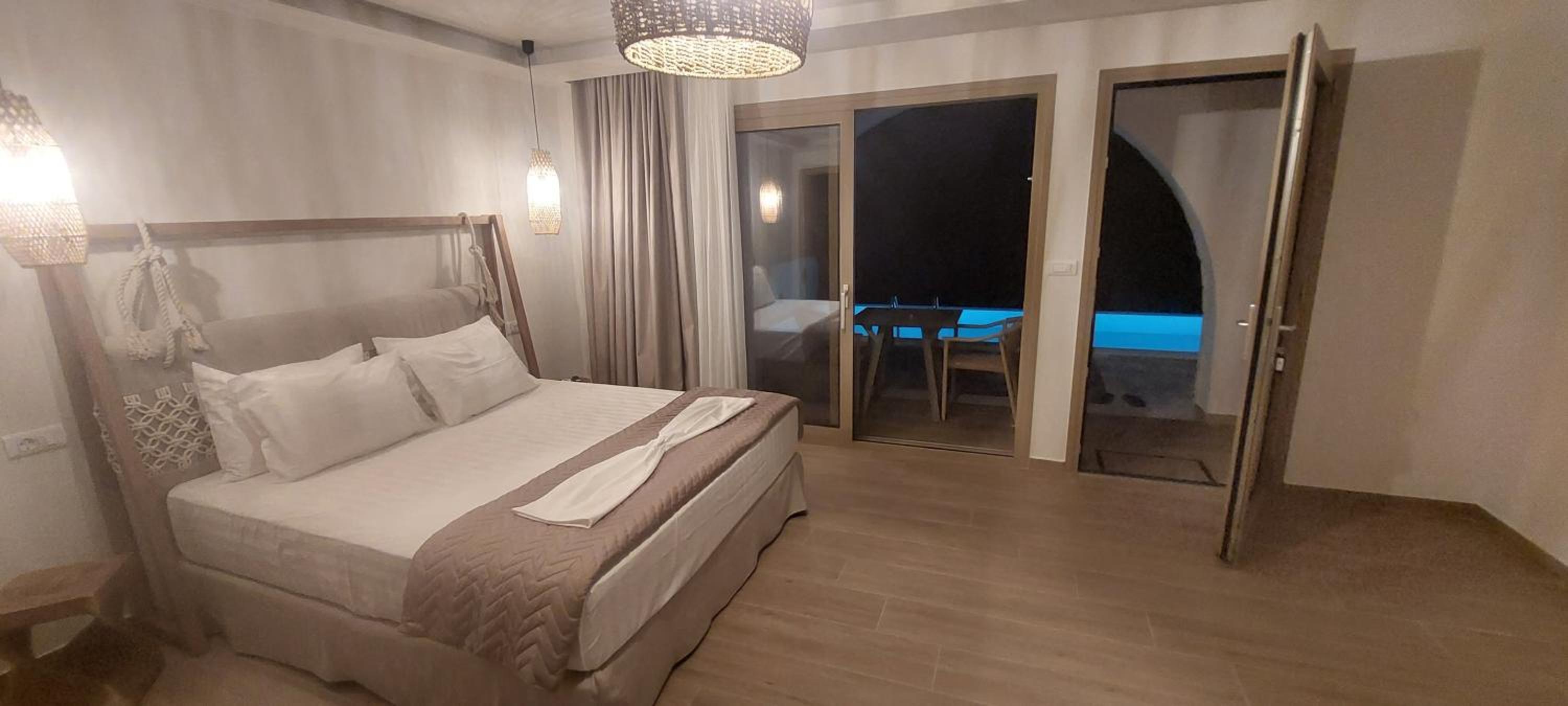 Junior Suite with Private Pool - Photo 12