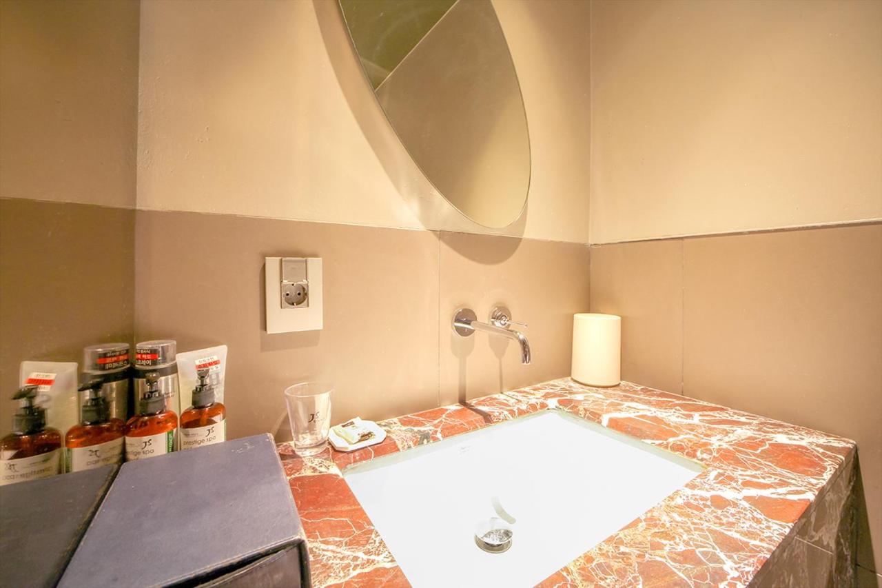 Standard Double Room - Photo 17