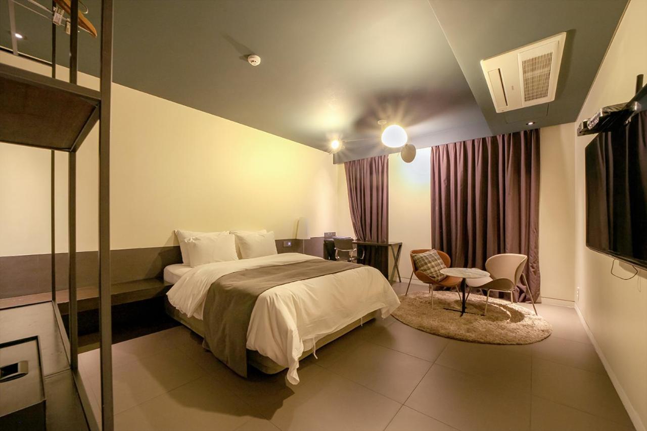 Standard Double Room - Photo 16
