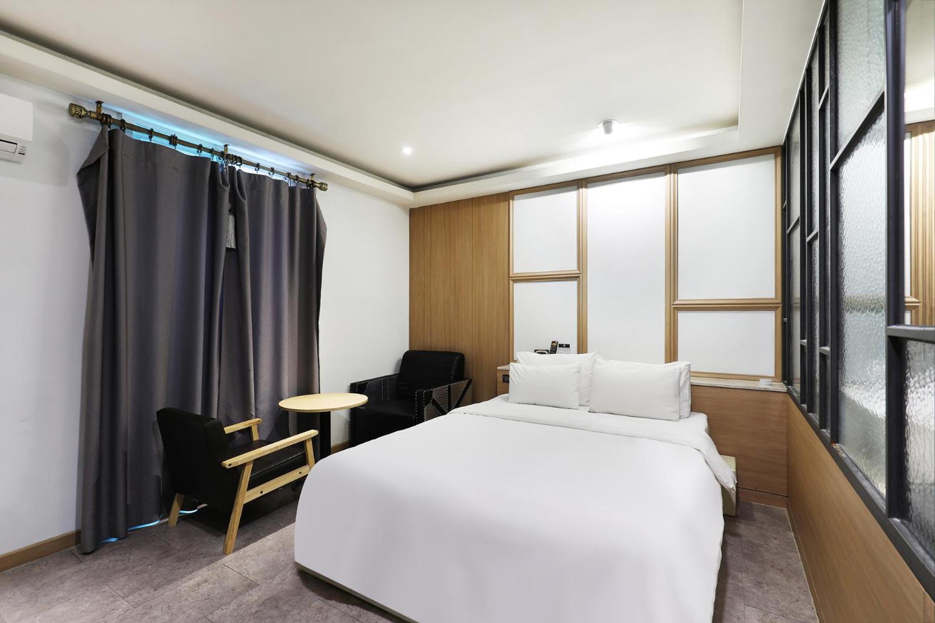 Deluxe Double Room with Balcony photo 2