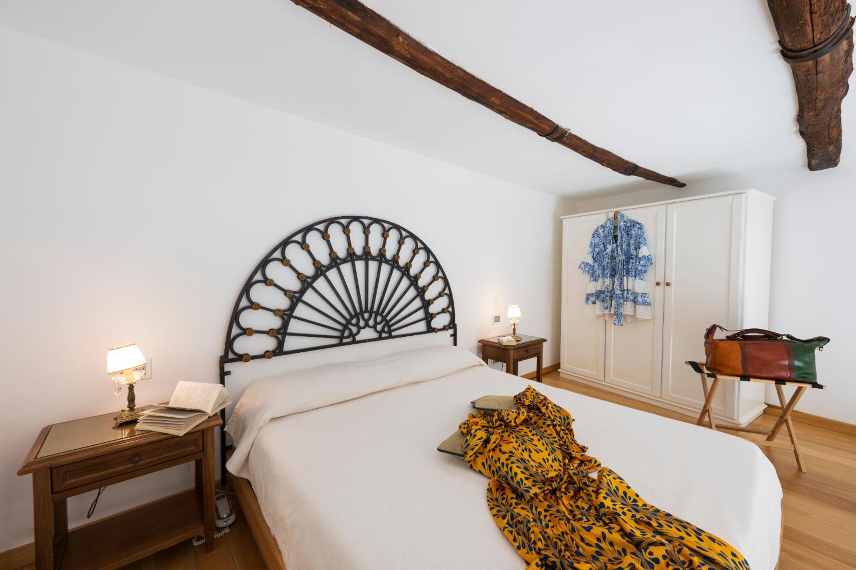 Junior Suite with Balcony - Photo 35