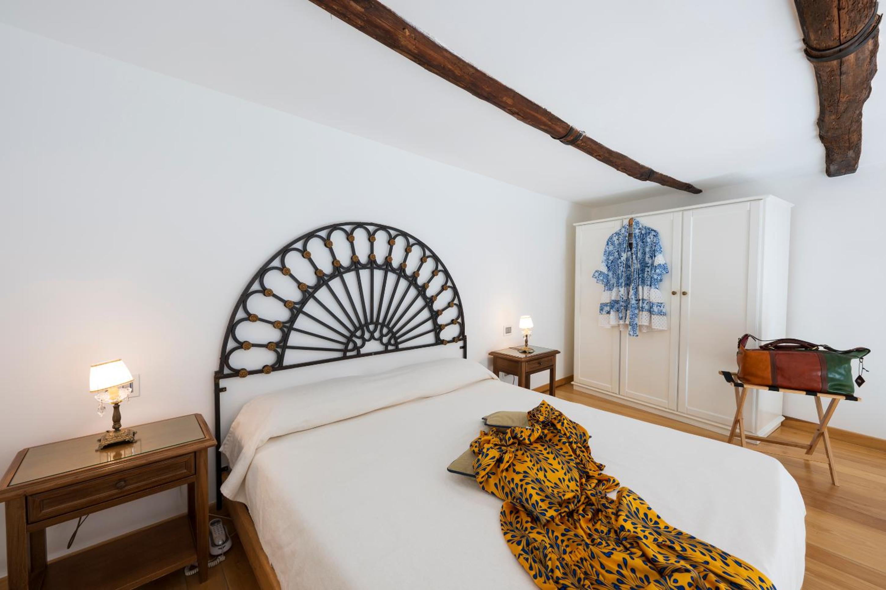 Junior Suite with Balcony - Photo 12
