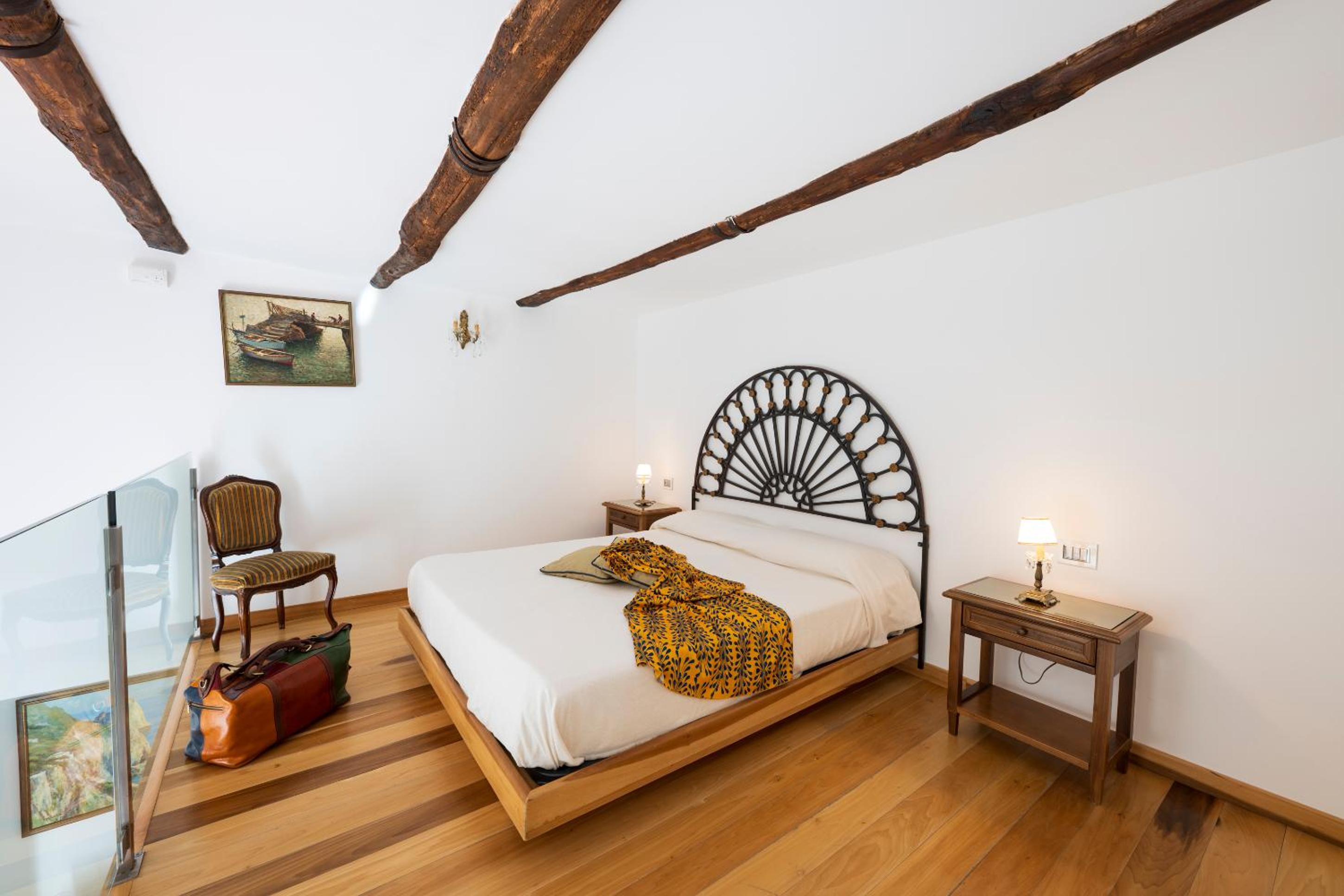 Junior Suite with Balcony - Photo 15