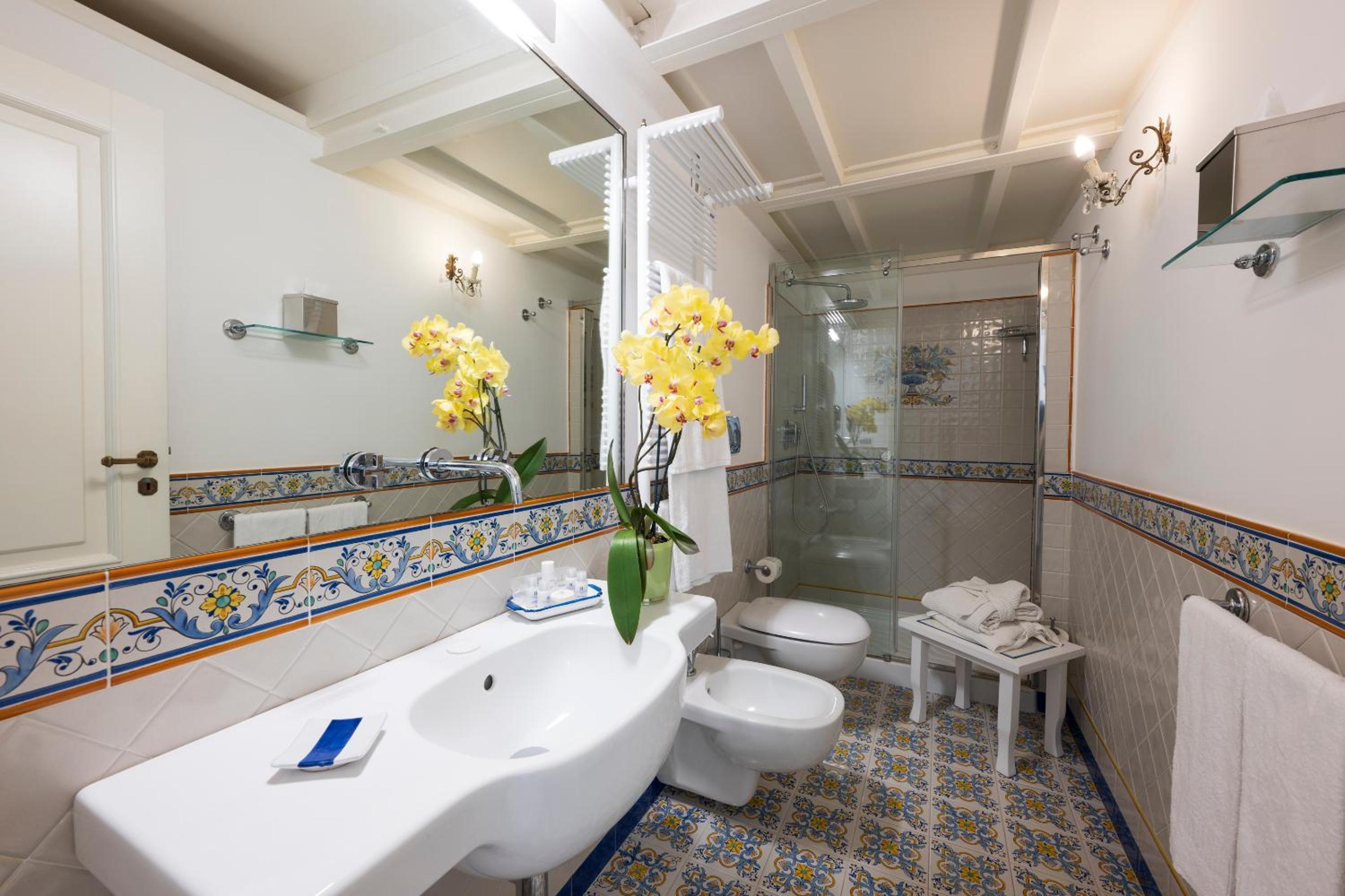Junior Suite with Balcony - Photo 33